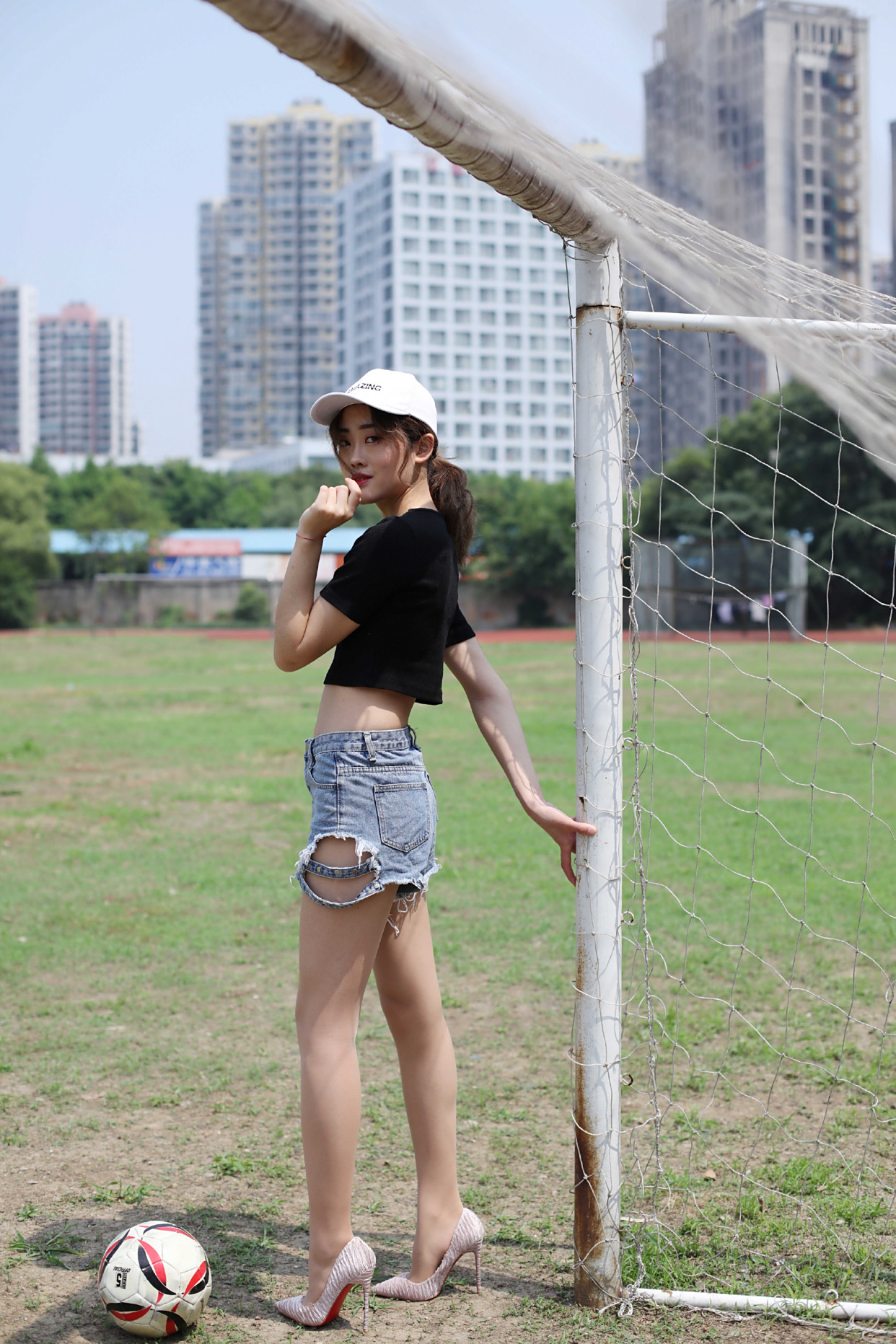 组图:高个子妹子就该穿超短裤,魅力十足