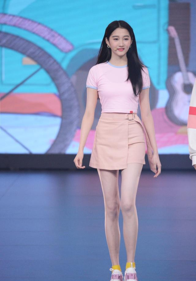 关晓彤身穿浅蓝色纱裙,搭配银色尖高跟鞋,显得精致又大气!