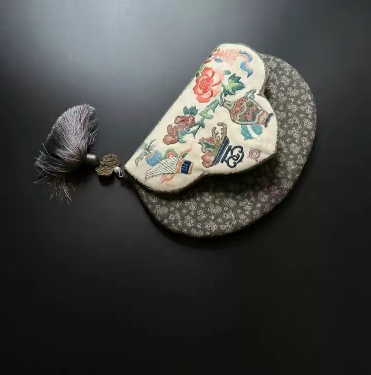 这是古代的小荷包吗?