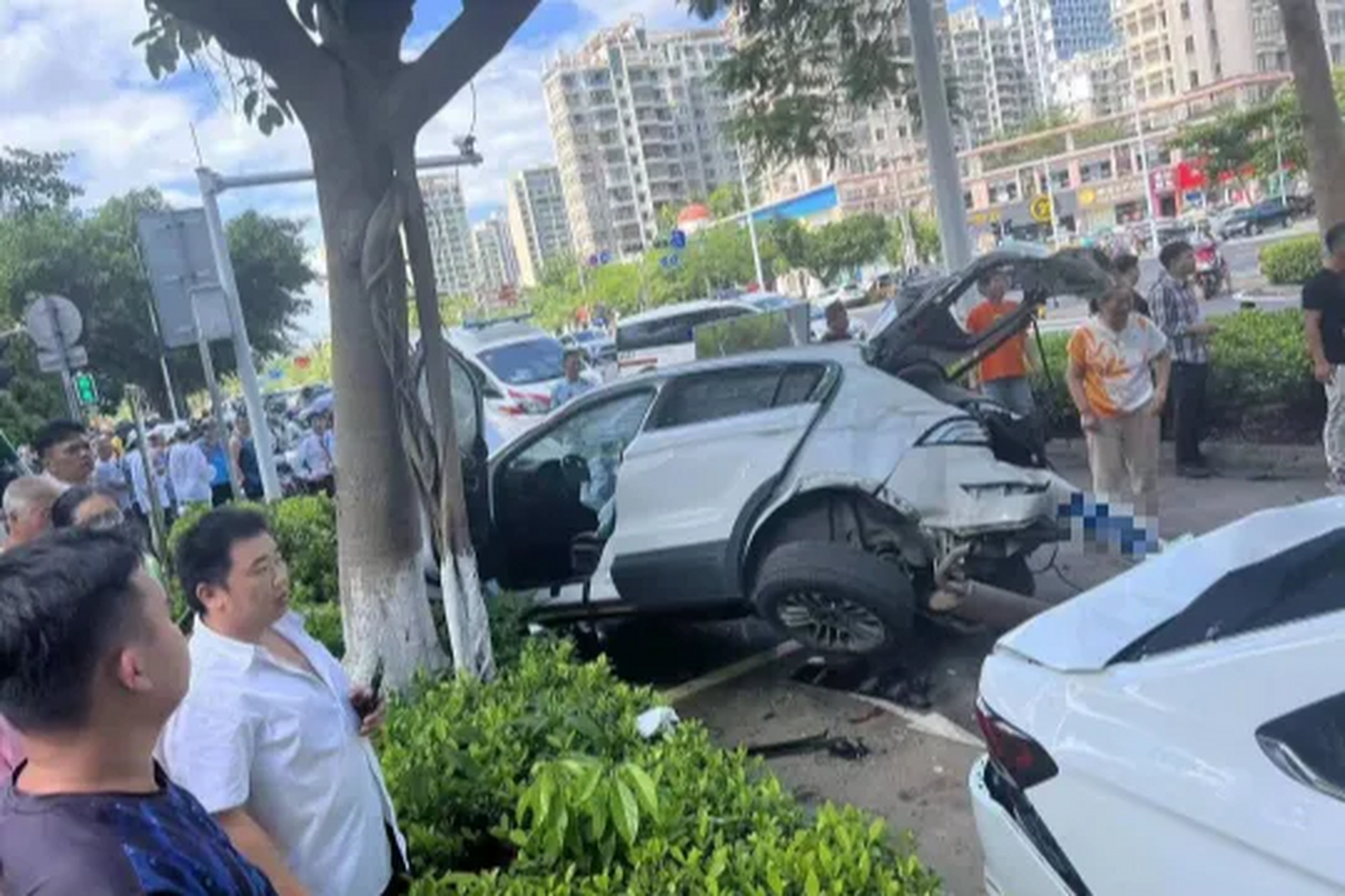 特斯拉追尾撞飞小客车致1死1伤  6月19日,海口,一黑色小客车(特斯拉)