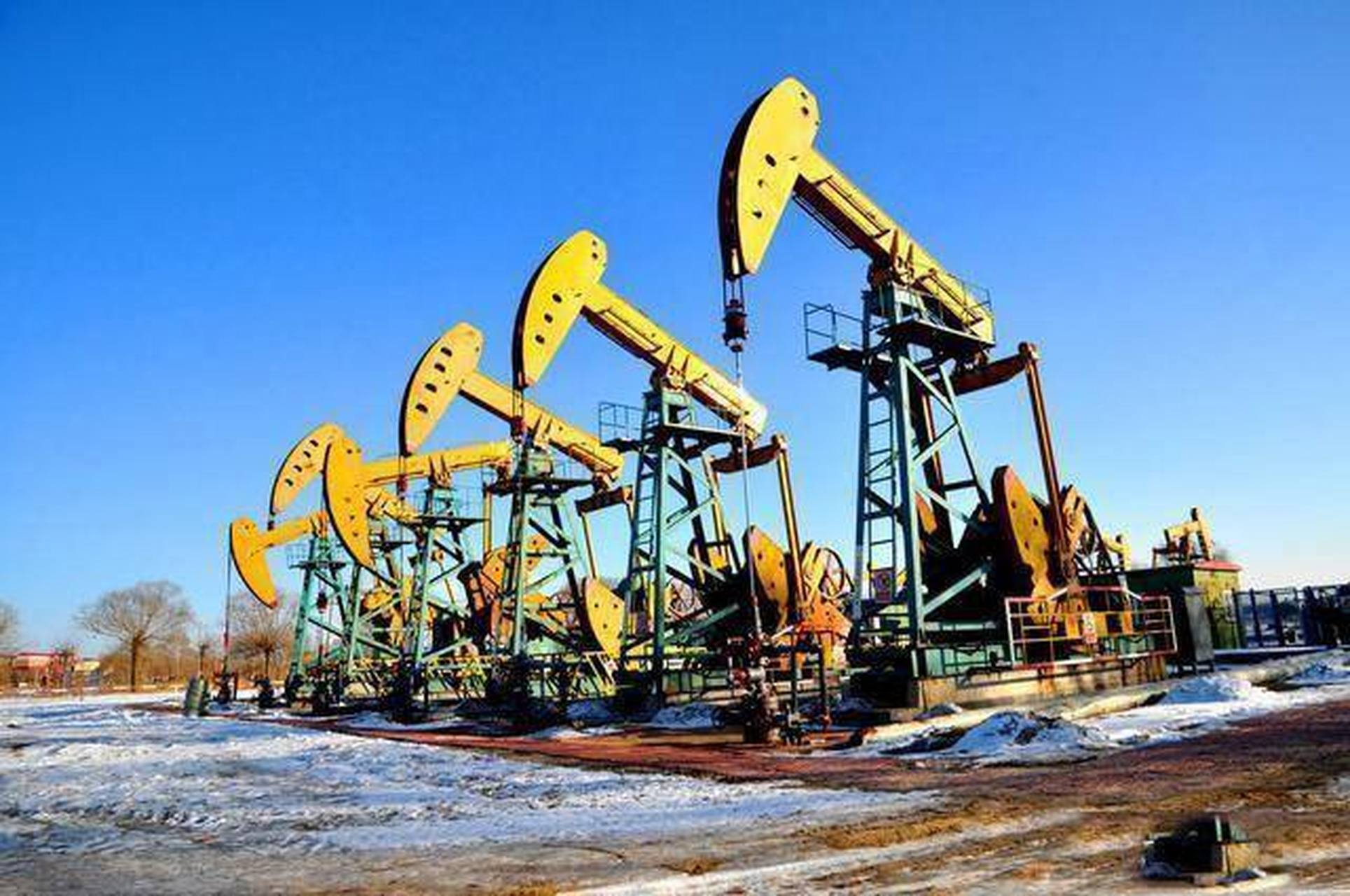 世界上最大的油田,是沙特的加瓦尔油田,储量700亿桶,年产2.