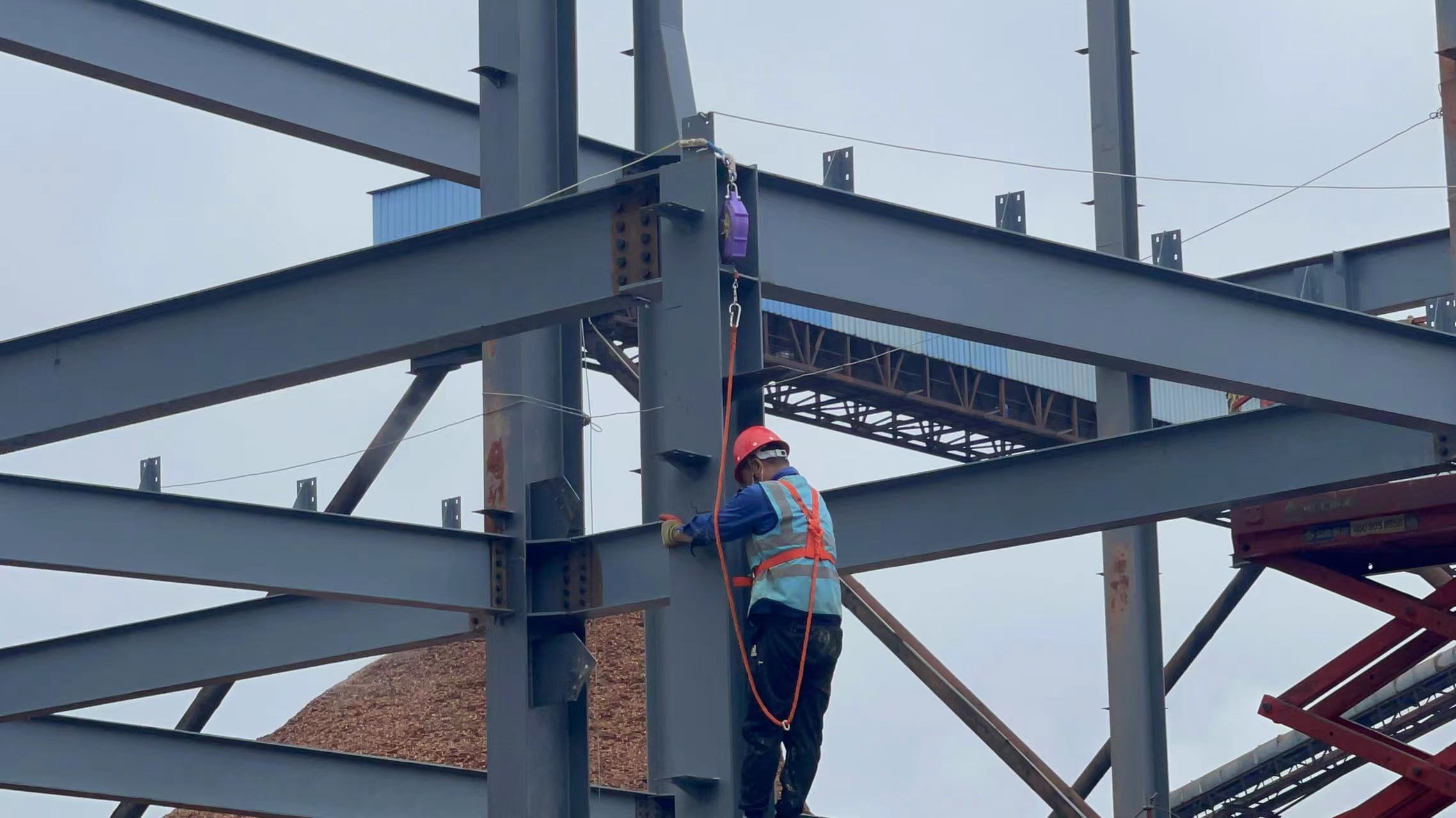 登高作业不系安全带,不出事回家吃饭,一旦出事全村人去你家吃饭