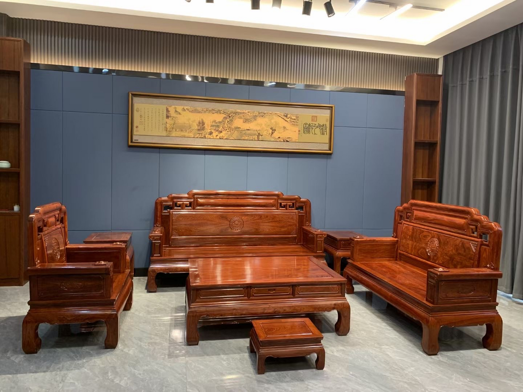 上饶黎总提前两个月下定,想要一套纹理漂亮的国色天香沙发,在批量组装