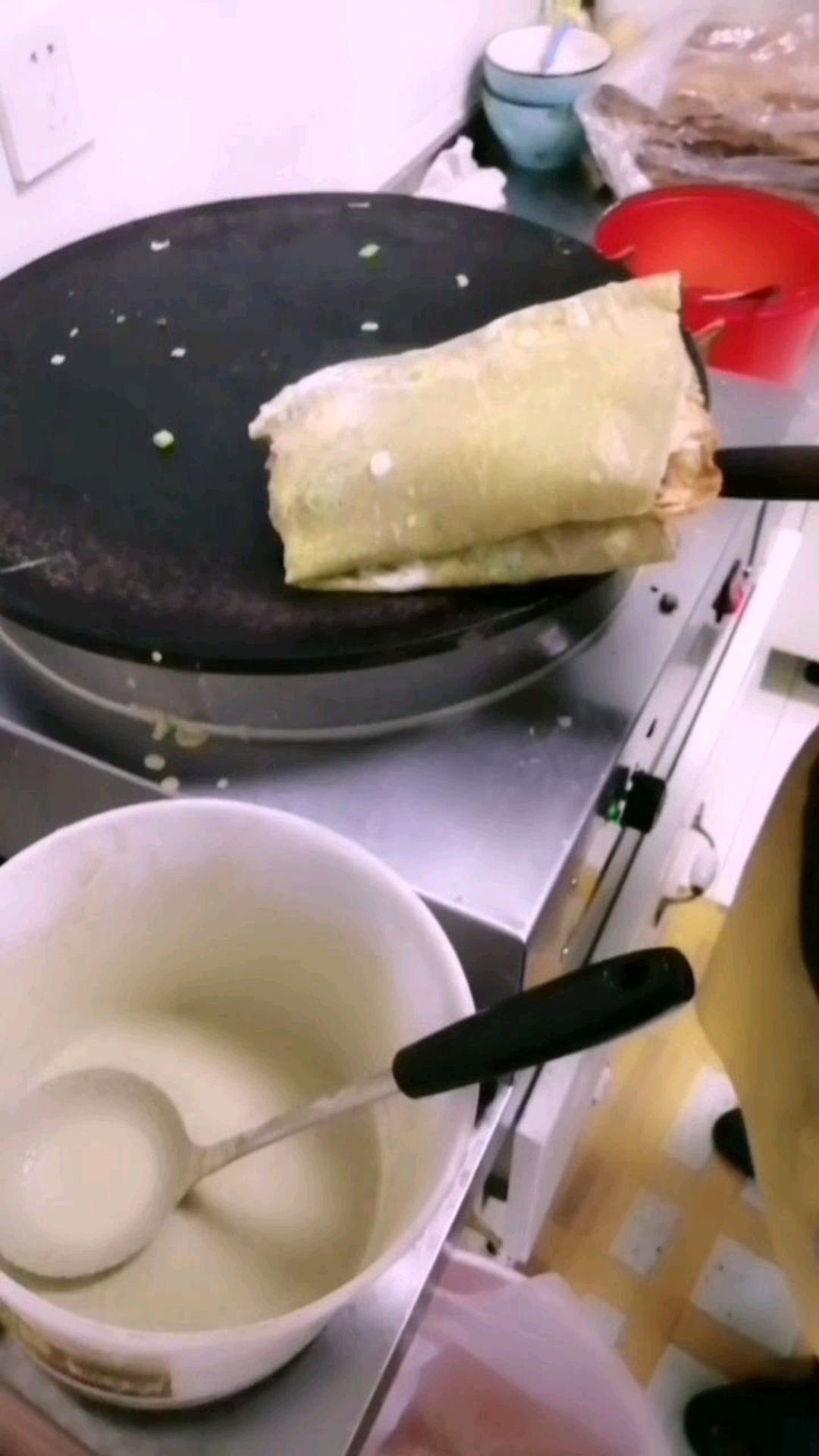 分享天津老味煎饼果子制作过程