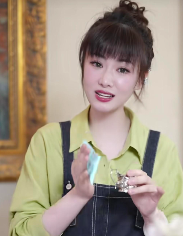 主持人万蒂妮自述往事曾遭遇"职场潜规则"!哽噎到落泪!