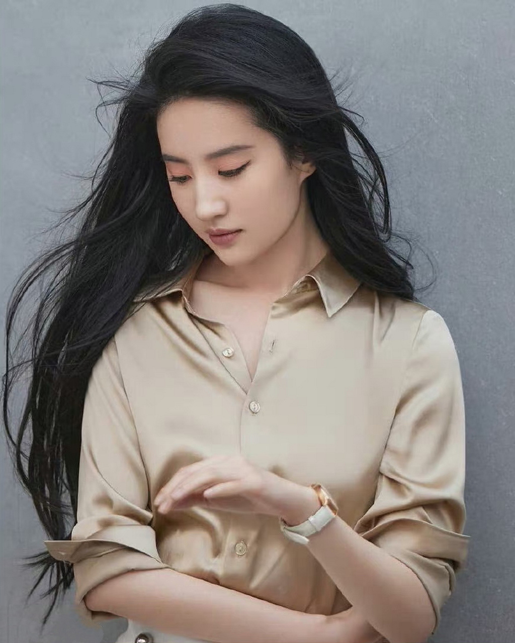 刘亦菲# 身穿长袖衬衣配白色长裤,甜美清纯,妩媚柔情,纯欲感十足的