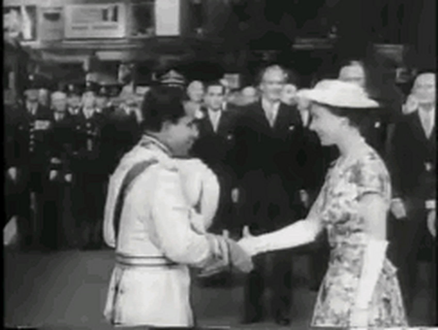 1956年,21岁的伊拉克"末代国王"费萨尔二世向30岁的女国女王伊丽莎白