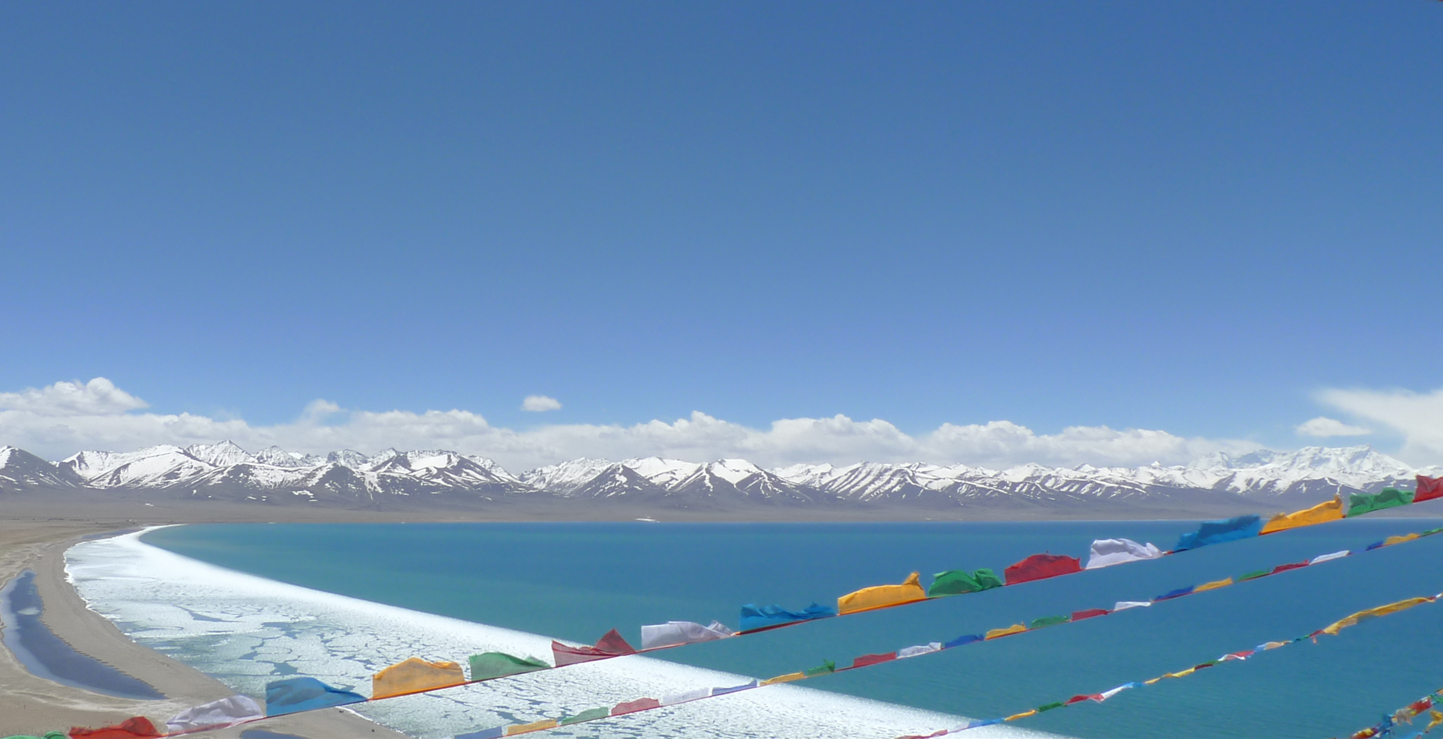 西藏纳木错湖泊,湖水清澈见底如碧玉,风景如画值得去游玩