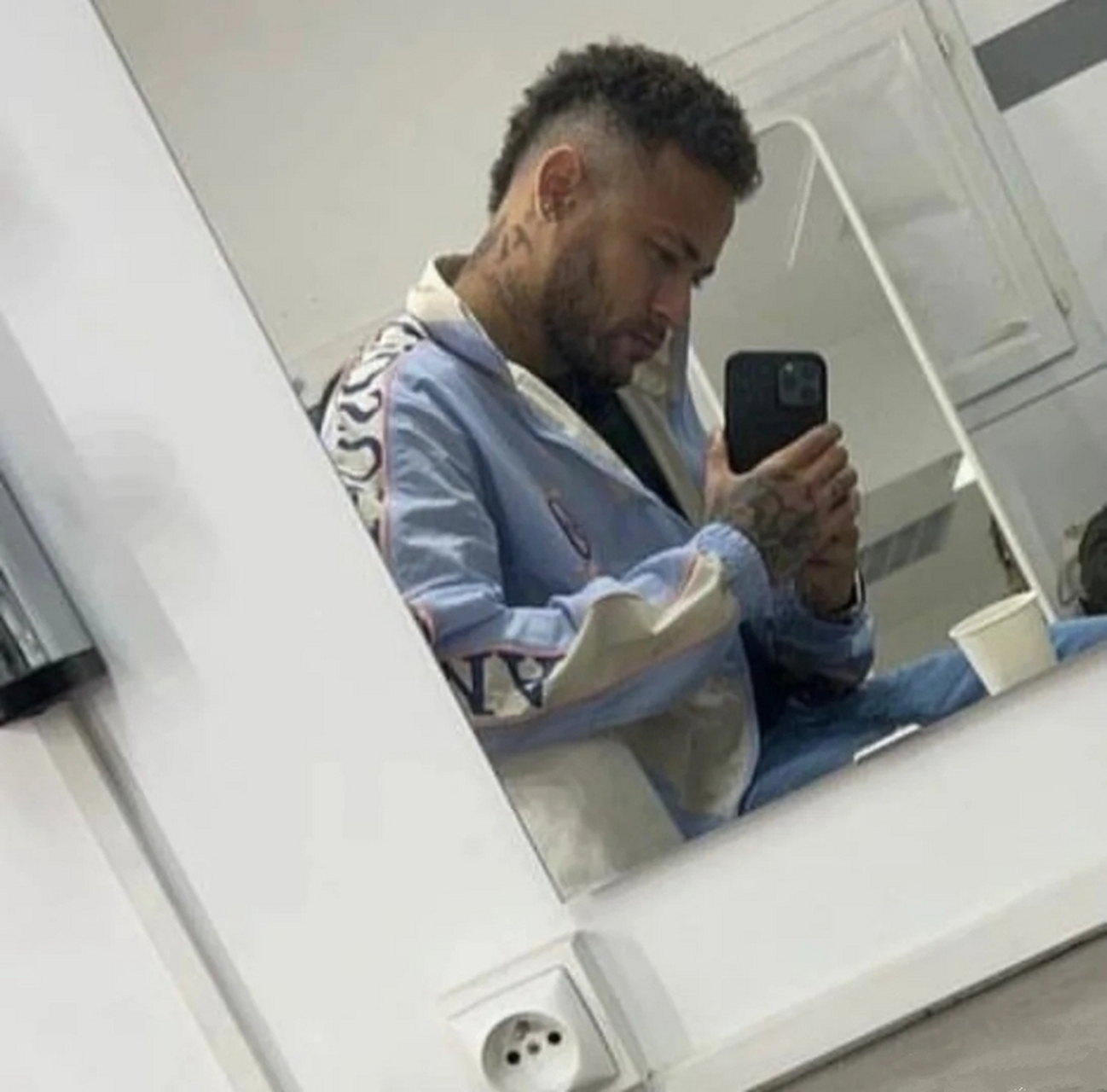 内马尔晒自拍照