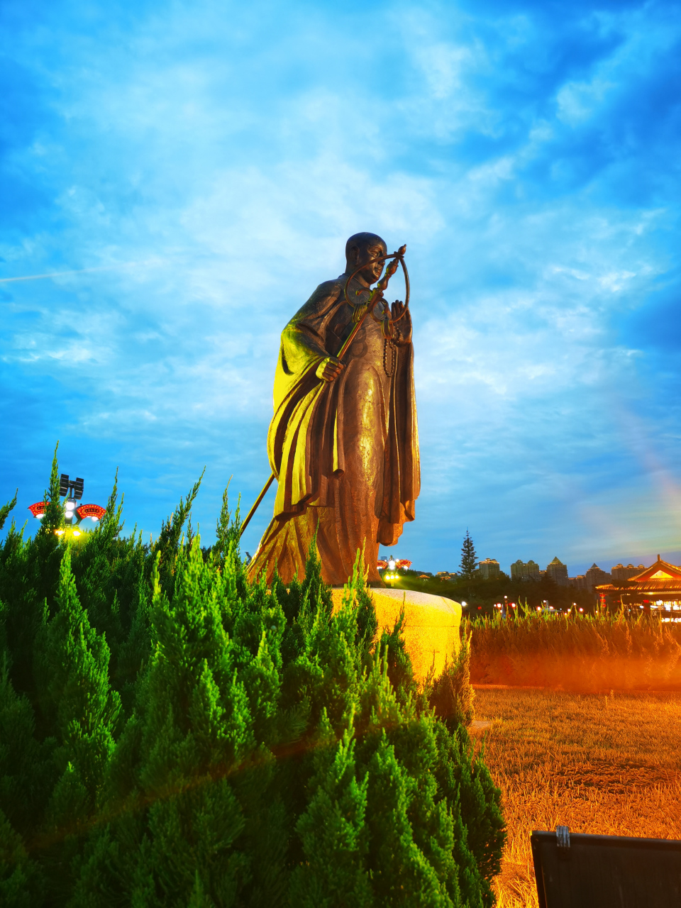 以唐风元素为主线,建有大雁塔北广场,玄奘广场,贞观广场,创领新时代