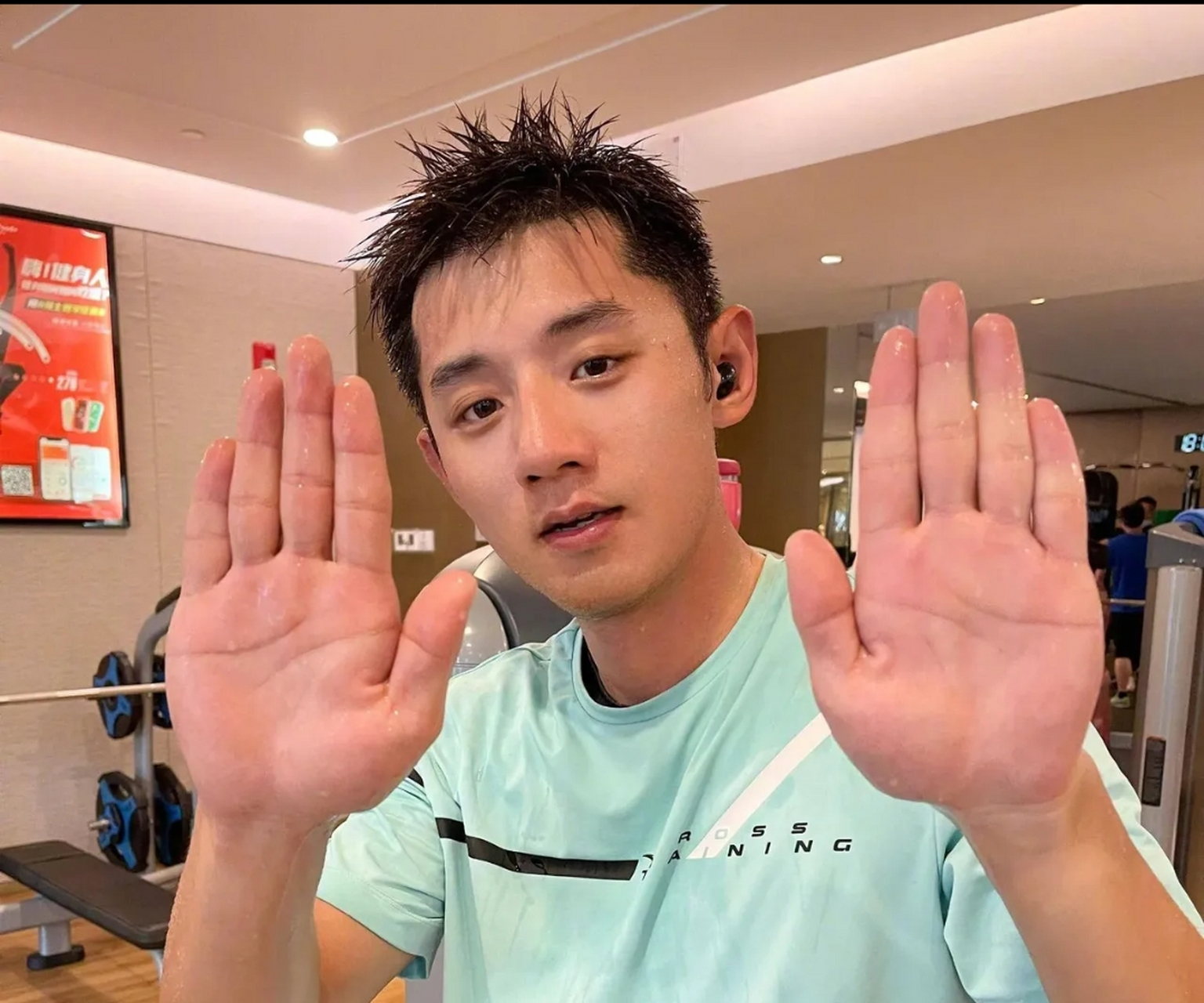 张妈妈开门看到惠若琪瞬间就笑容满面,激动地暗示惠若琪,张继科年入