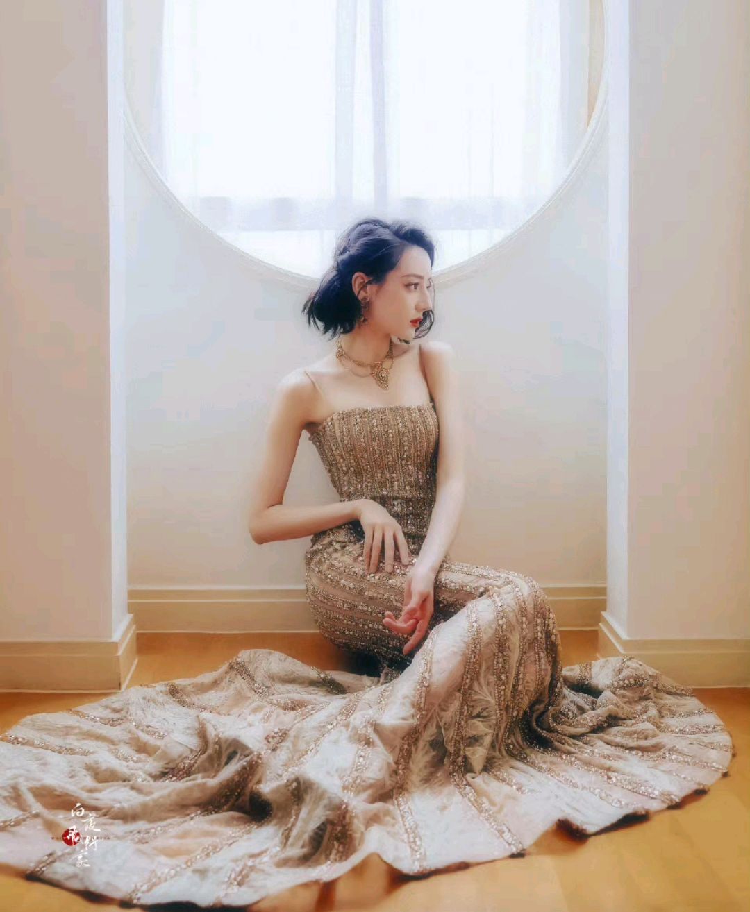 迪丽热巴复古大片吊带金色鱼尾礼服