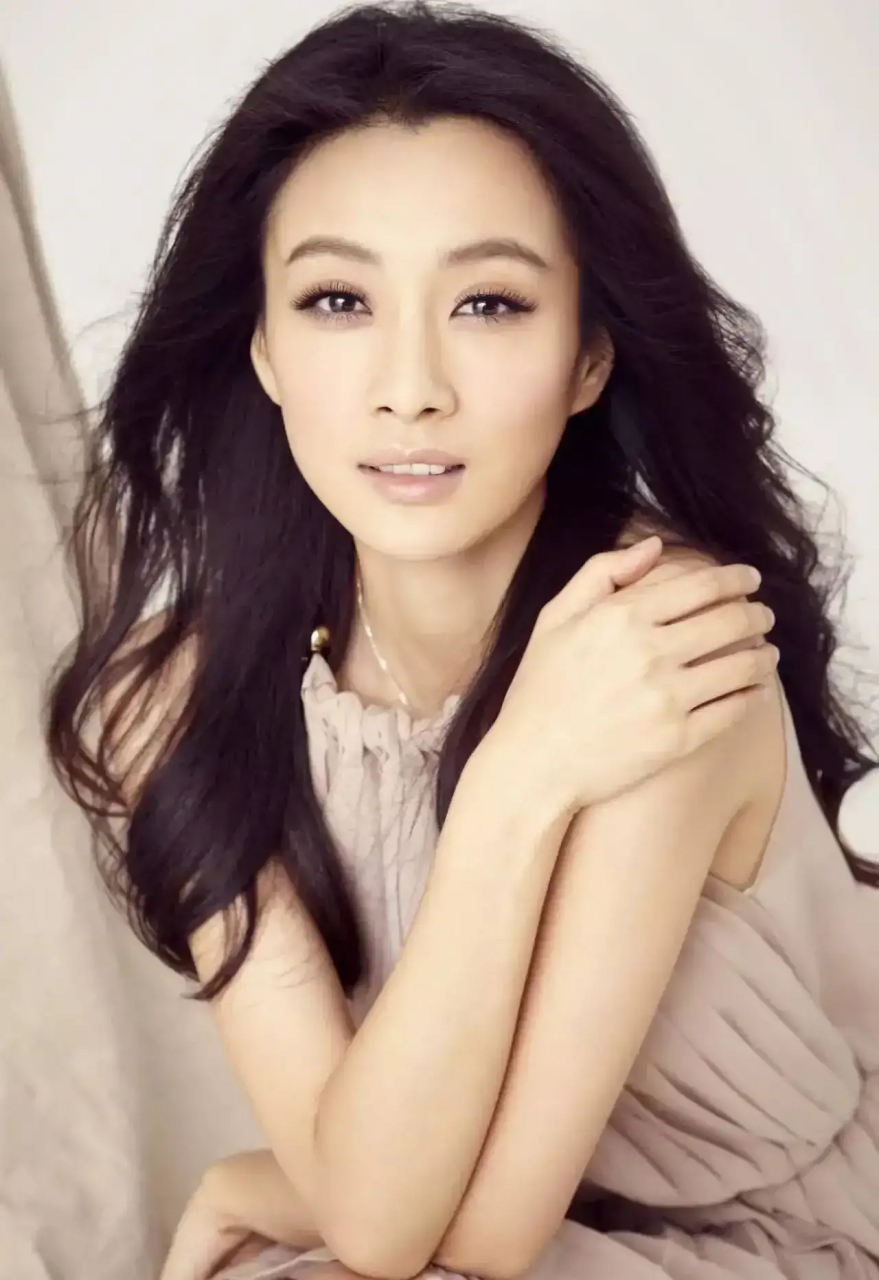 动态创作月# 美女徐梵溪  徐梵溪原名徐翠翠,出生于吉林市,身材高挑