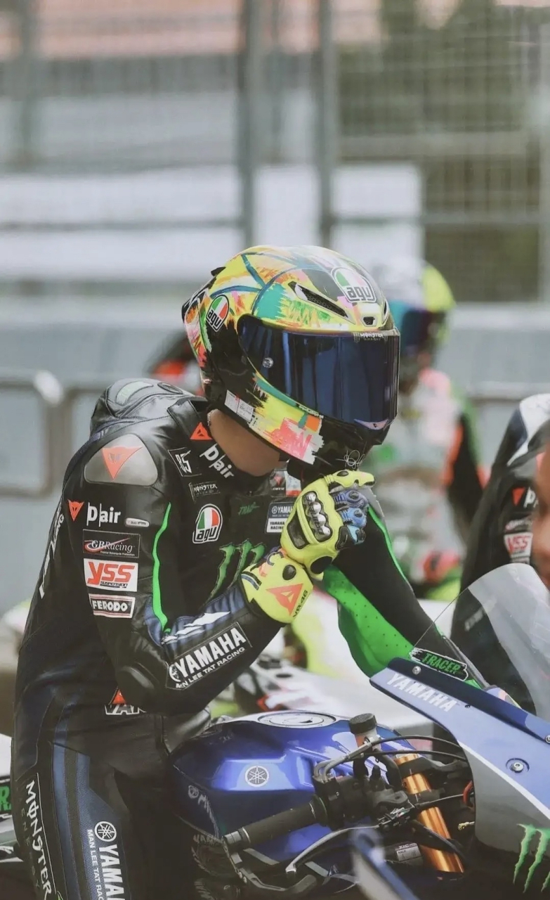 今天看了王一博在珠海开摩托的照片,总觉得他变了!是长大了?