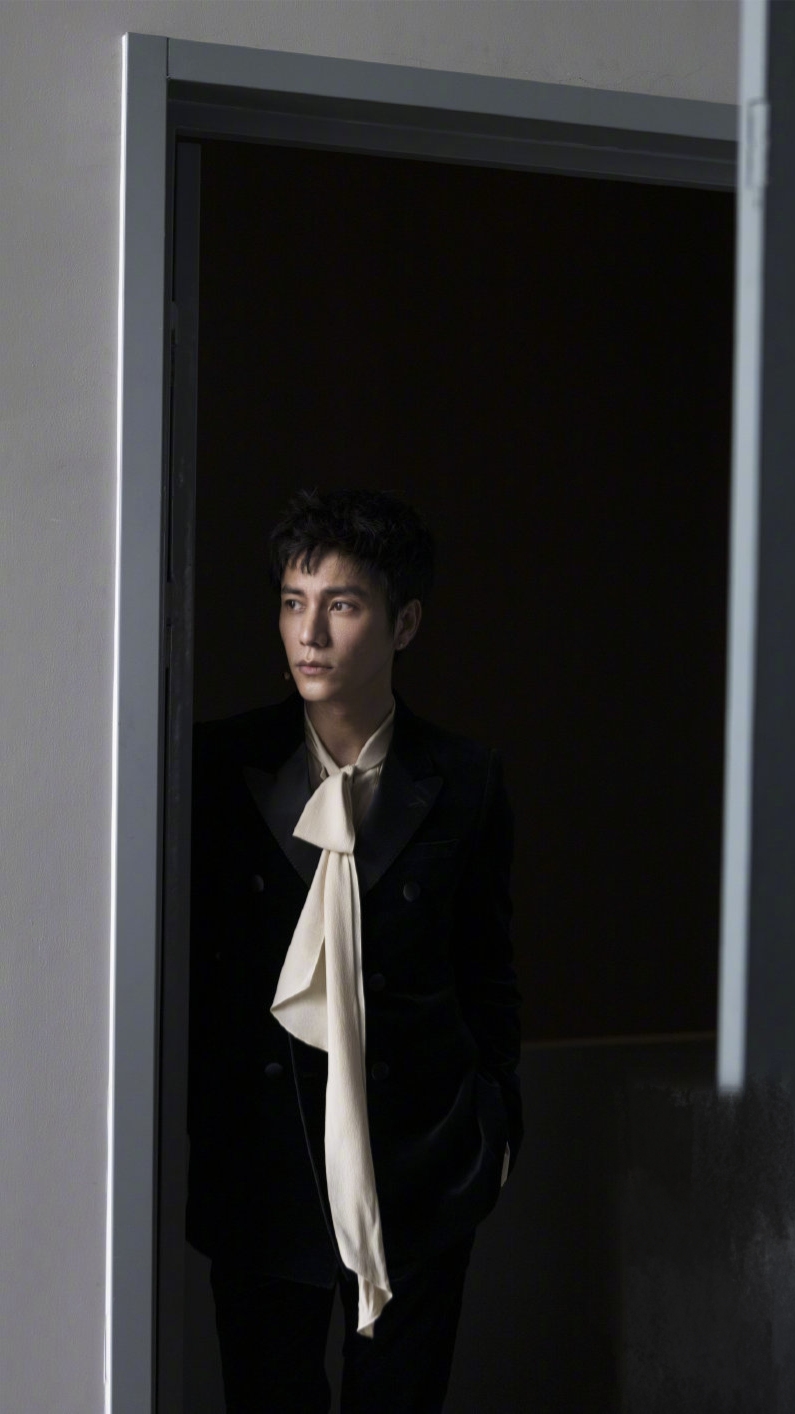 演员陈坤金粉世家中的少爷金燕西来看一组帅照吧