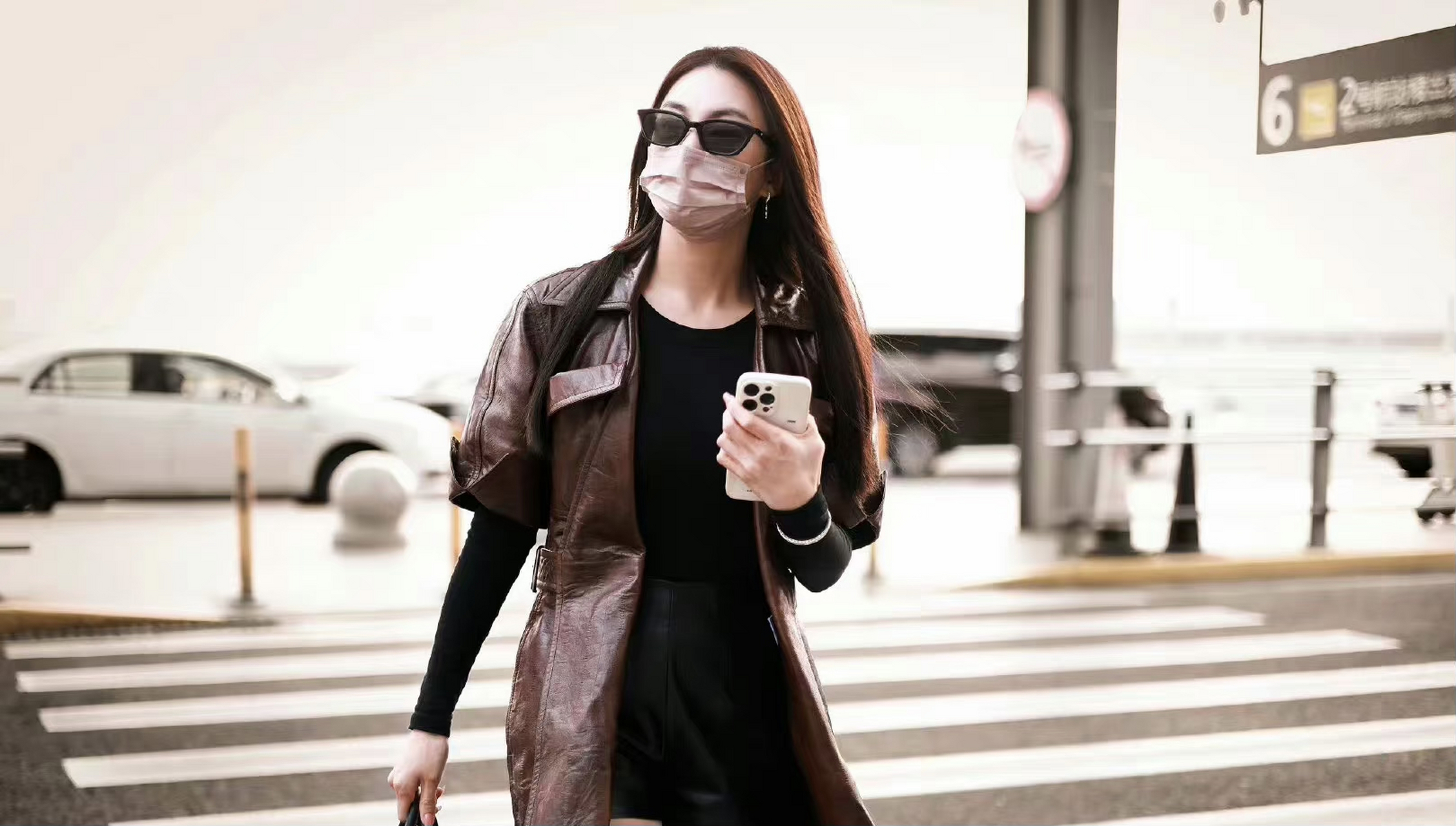 张雨绮近照大秀长腿,身材很好皮肤很棒