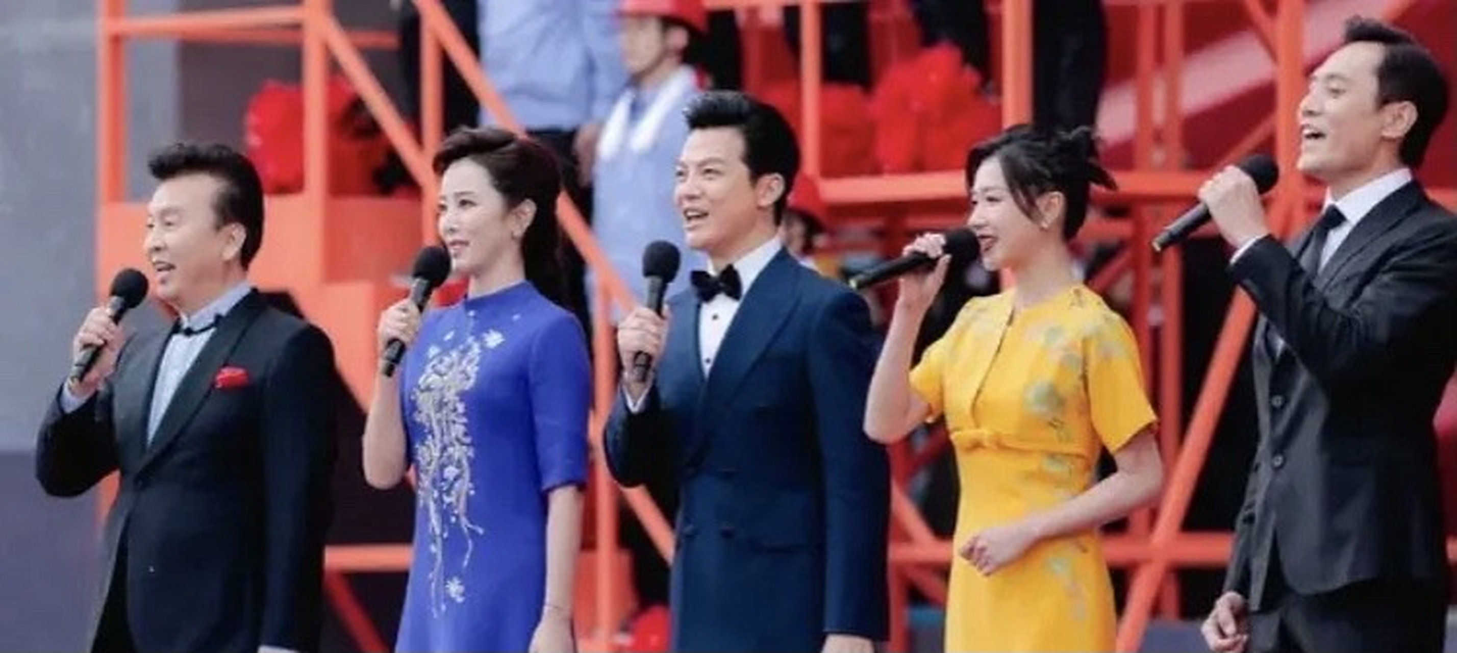 五一劳动节晚会现场,万茜和刘烨客串了一把央视主持人,央视这次还真是