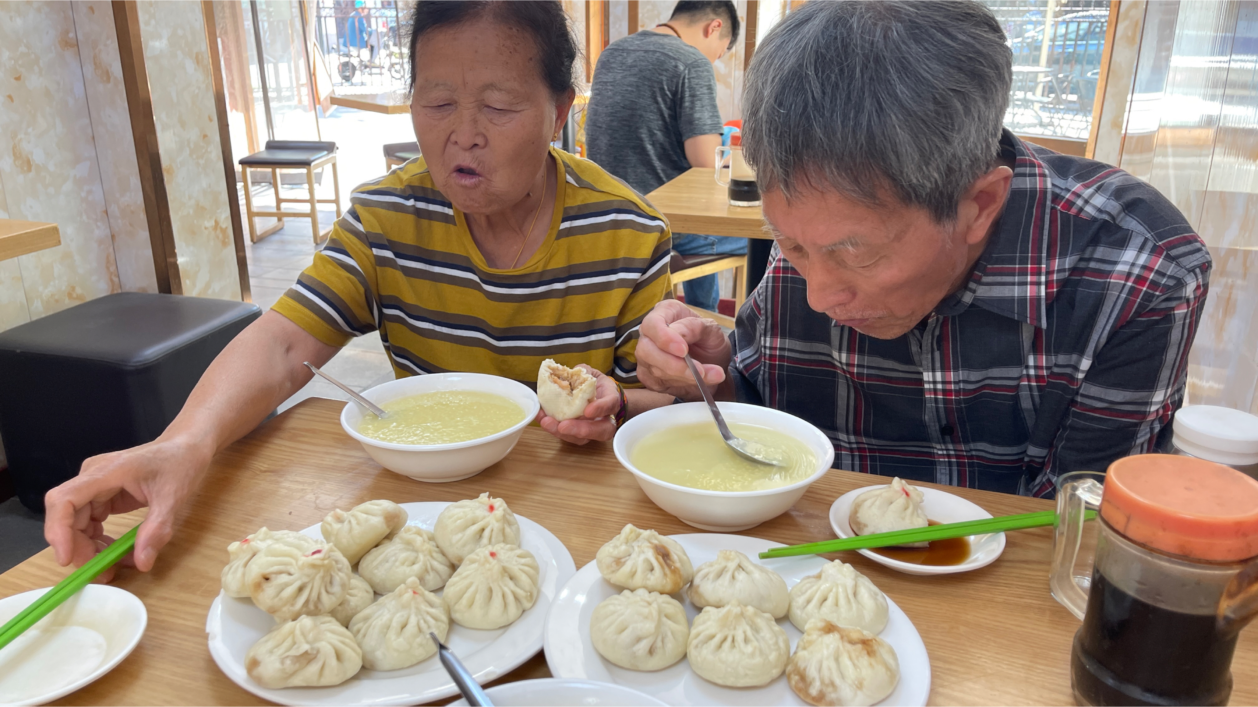 到天津早餐必须吃包子,老字号餐厅仨人消费40元,配小米粥完美