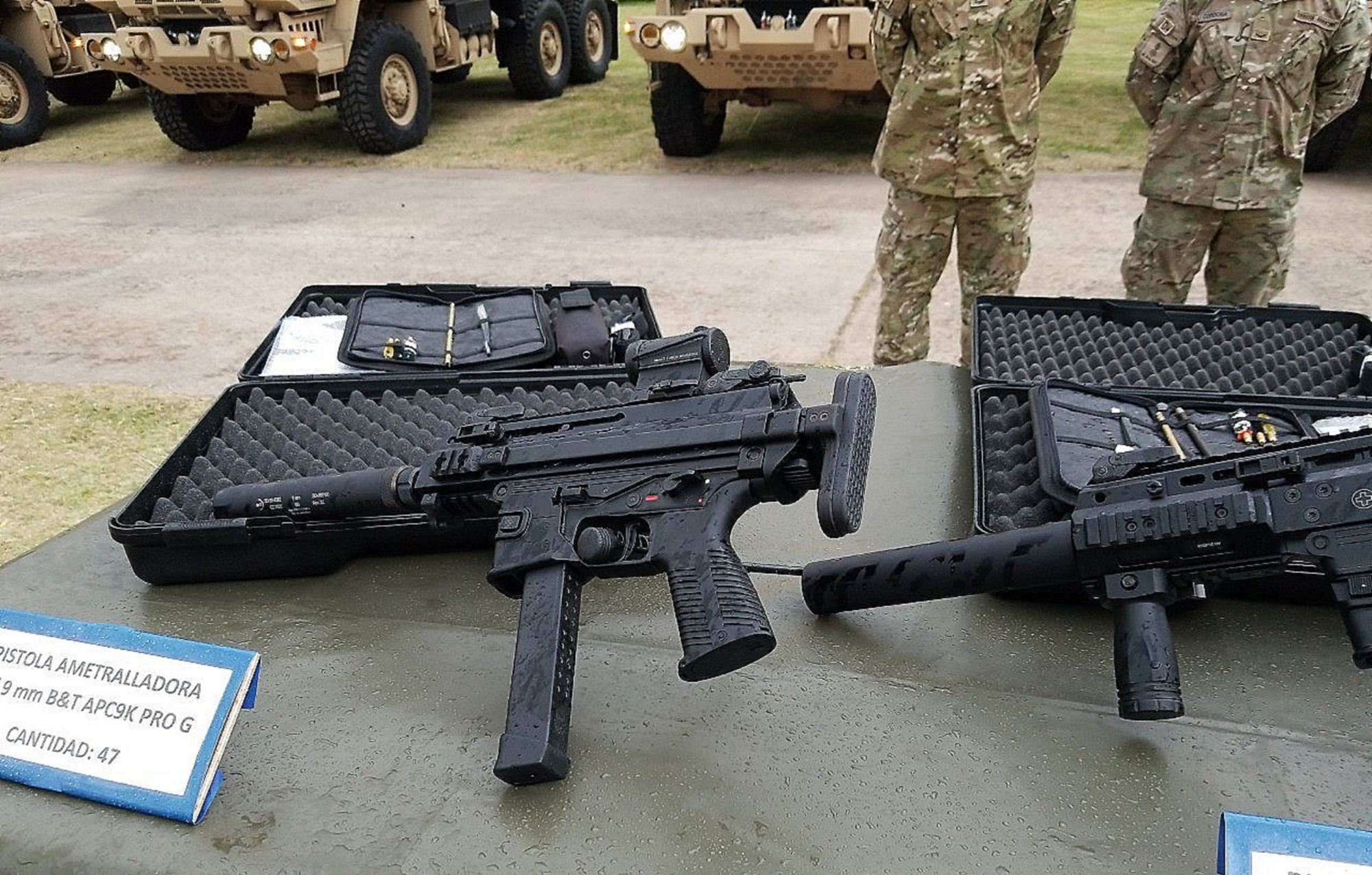 阿根廷特种部队的新型格洛克手枪和 b&t 冲锋枪