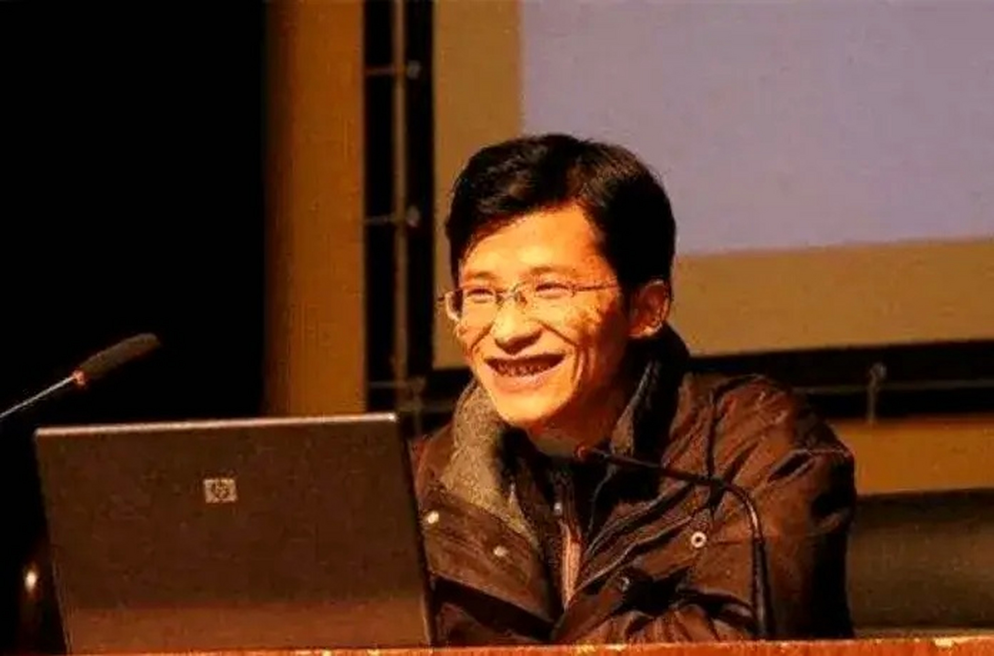 2010年,江苏女博士徐艺丽在家中被婆婆泼了一身的汽油,按在地上用菜刀