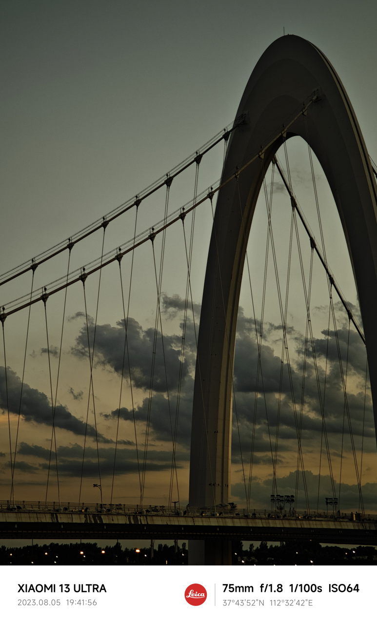 通达桥,太原首座悬索桥,大桥主塔高127米,由曲线形拱门组成,取意"时代