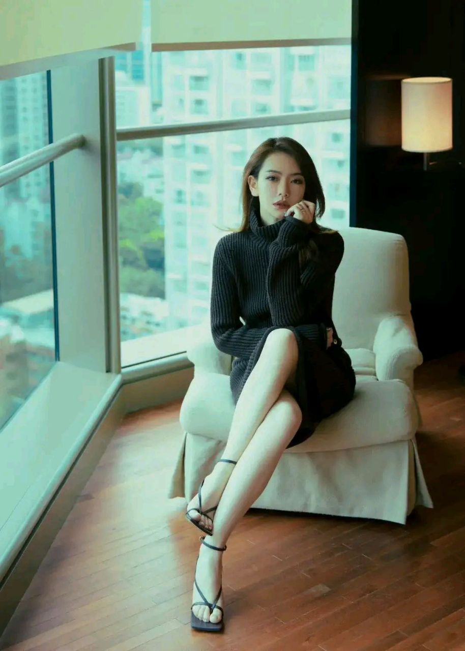 气质美女戚薇真是九头蛇美女,一米七的身高加上她充满胶原蛋白的脸蛋