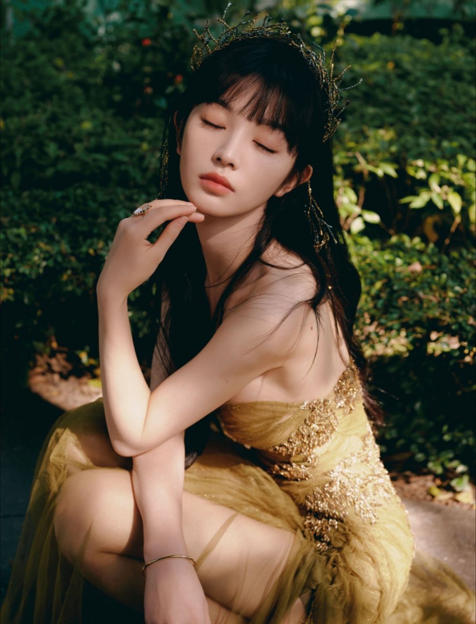 田曦薇森林精灵# 薇薇的这组照片真的太有氛围感了,又美又仙气十足的
