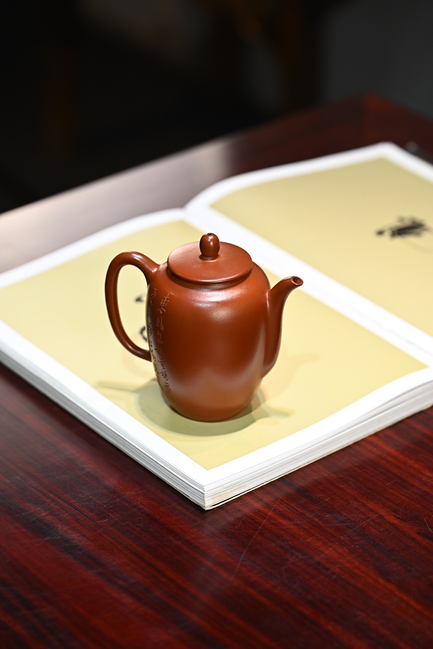 美人肩壶,全手工精心制作,容量达到310毫升.这款壶采用极品朱泥制成,