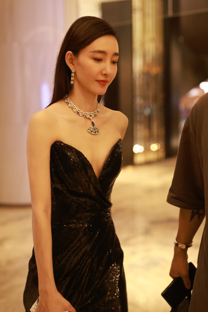 王丽坤散发迷人魅力,黑色低胸连衣裙展现性感魅力