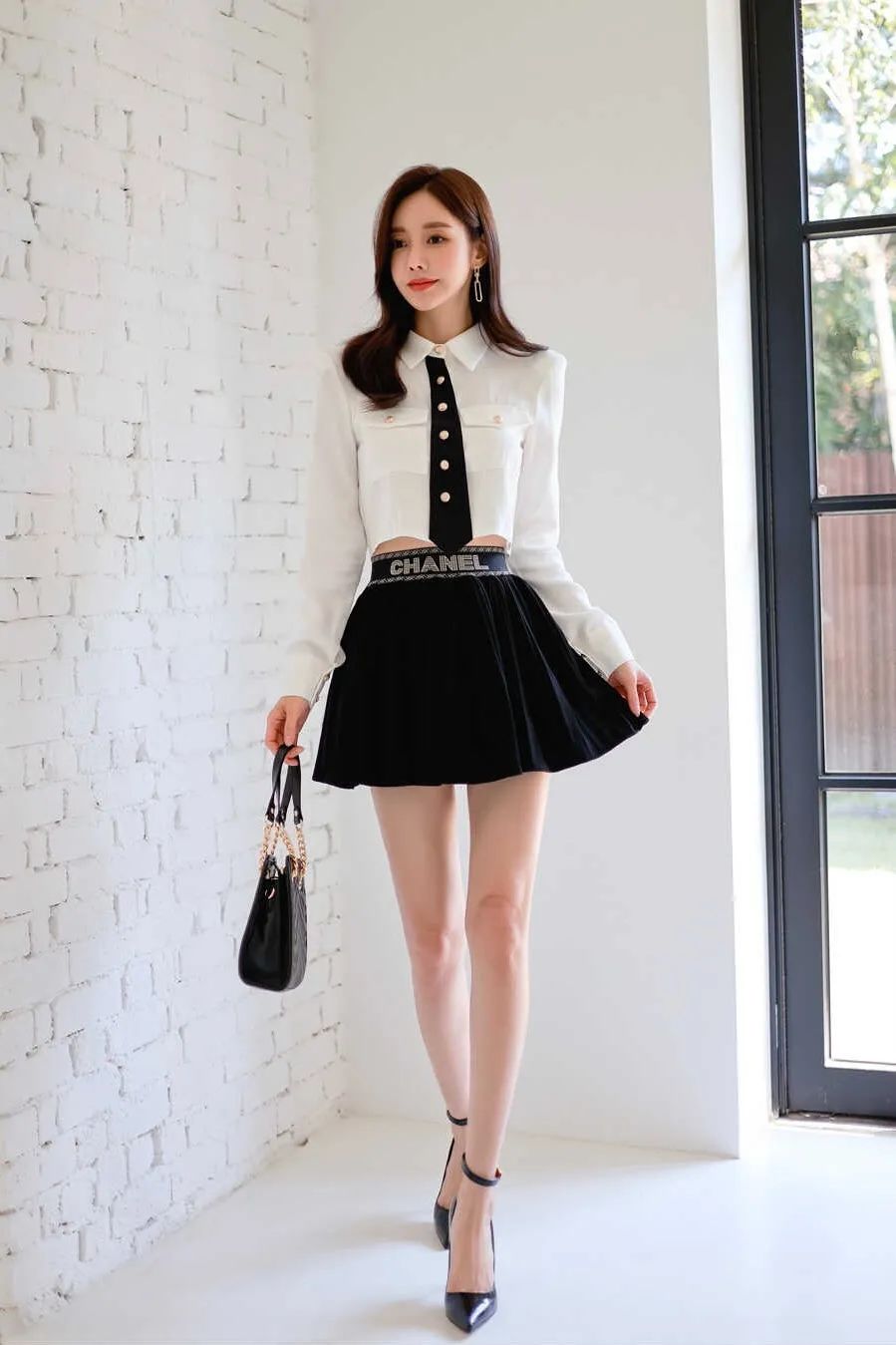 孙允珠韩国女神,性感露脐上衣搭配超短裙,娇嫩诱人