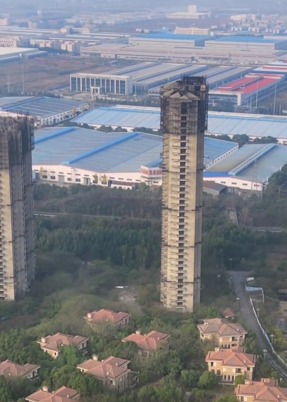 芜湖市湾址镇的阳光半岛,33层都盖好了,就这么烂尾太可惜了!
