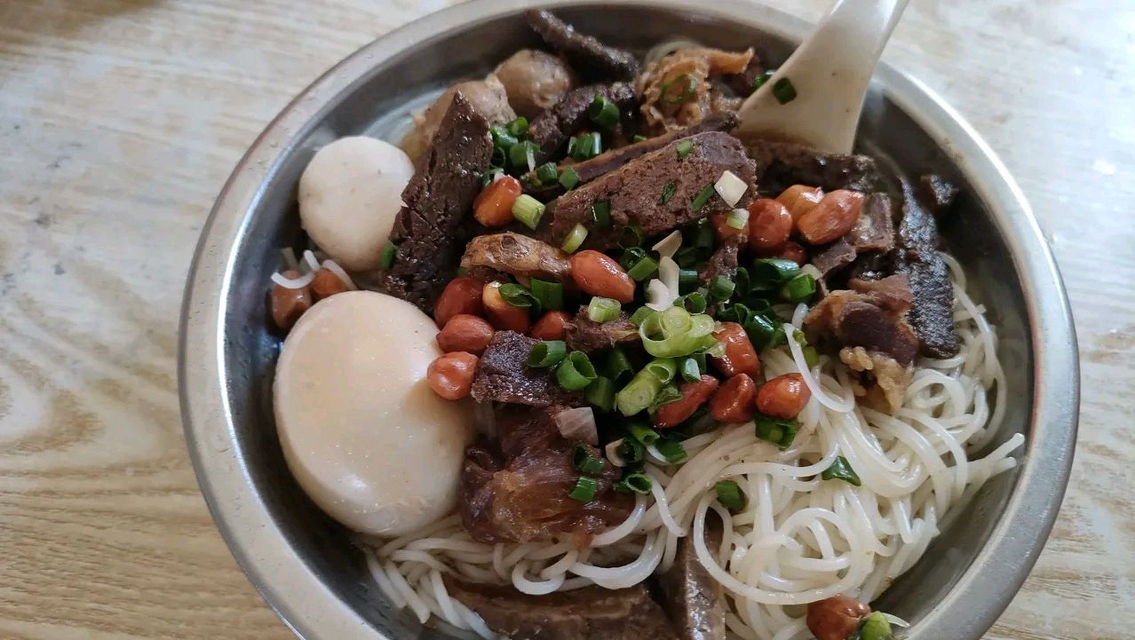 在广西玉林仁东镇,有一家开了十几年的老牌牛腩粉店,主要卖牛腩粉和