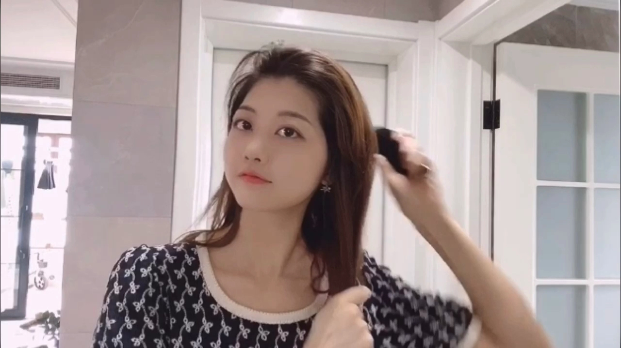 女人不管年纪多大,都要扎这高马尾发型,无论穿什么衣服都很时髦