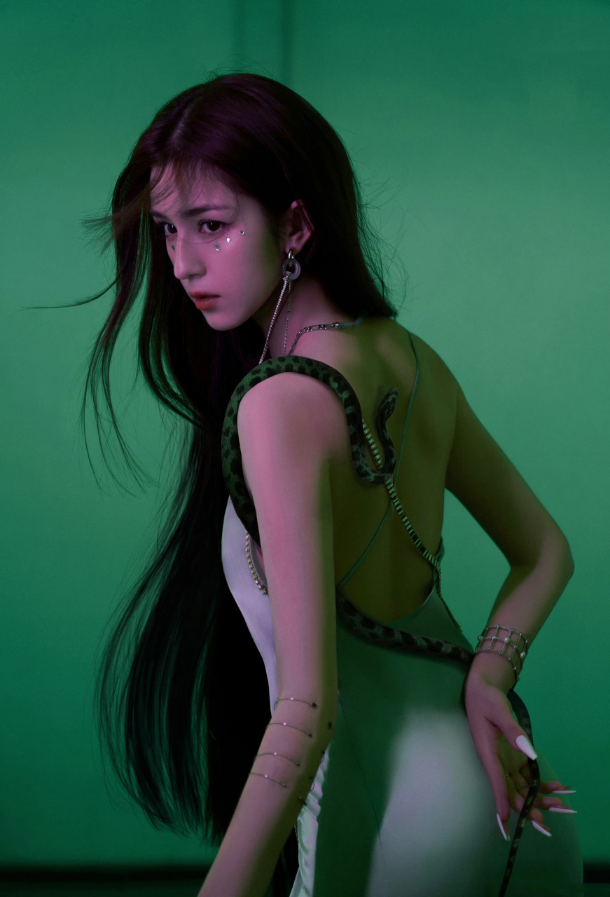 哈妮克孜,迪丽热巴,有点感觉像蛇蝎组合,好酷[得意] #娱乐最前沿