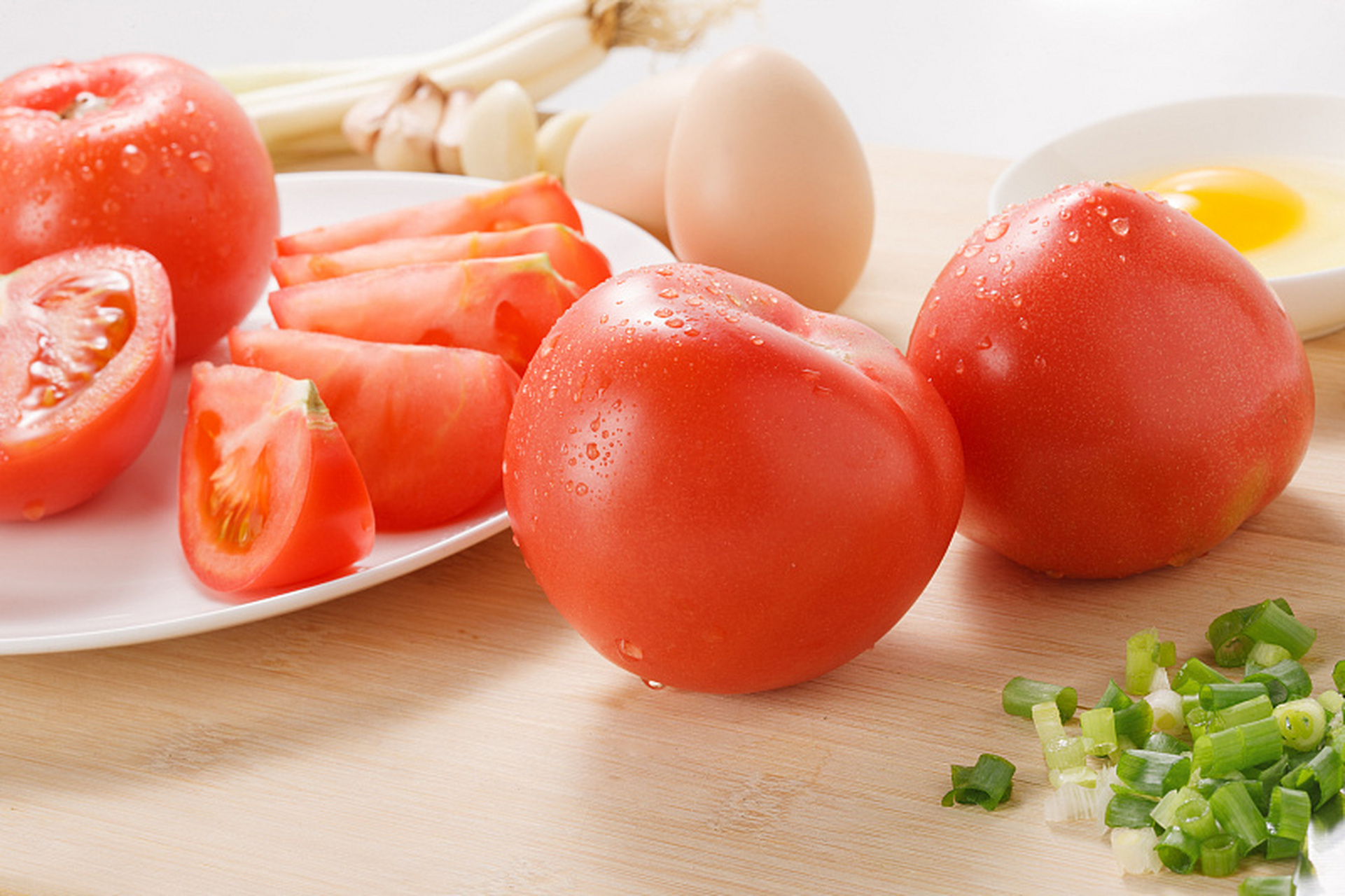 番茄红素具有抗氧化性,我们人体不能自己合成番茄红素,所以只能从