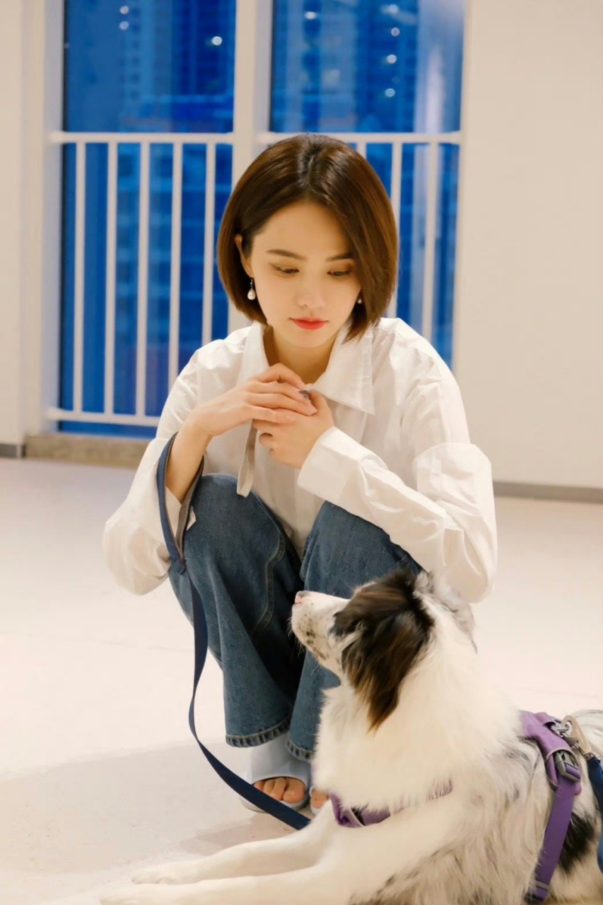 姜珮瑶身材紧致,皮肤白皙,还有一个精致的小脸蛋,性感妖艳.