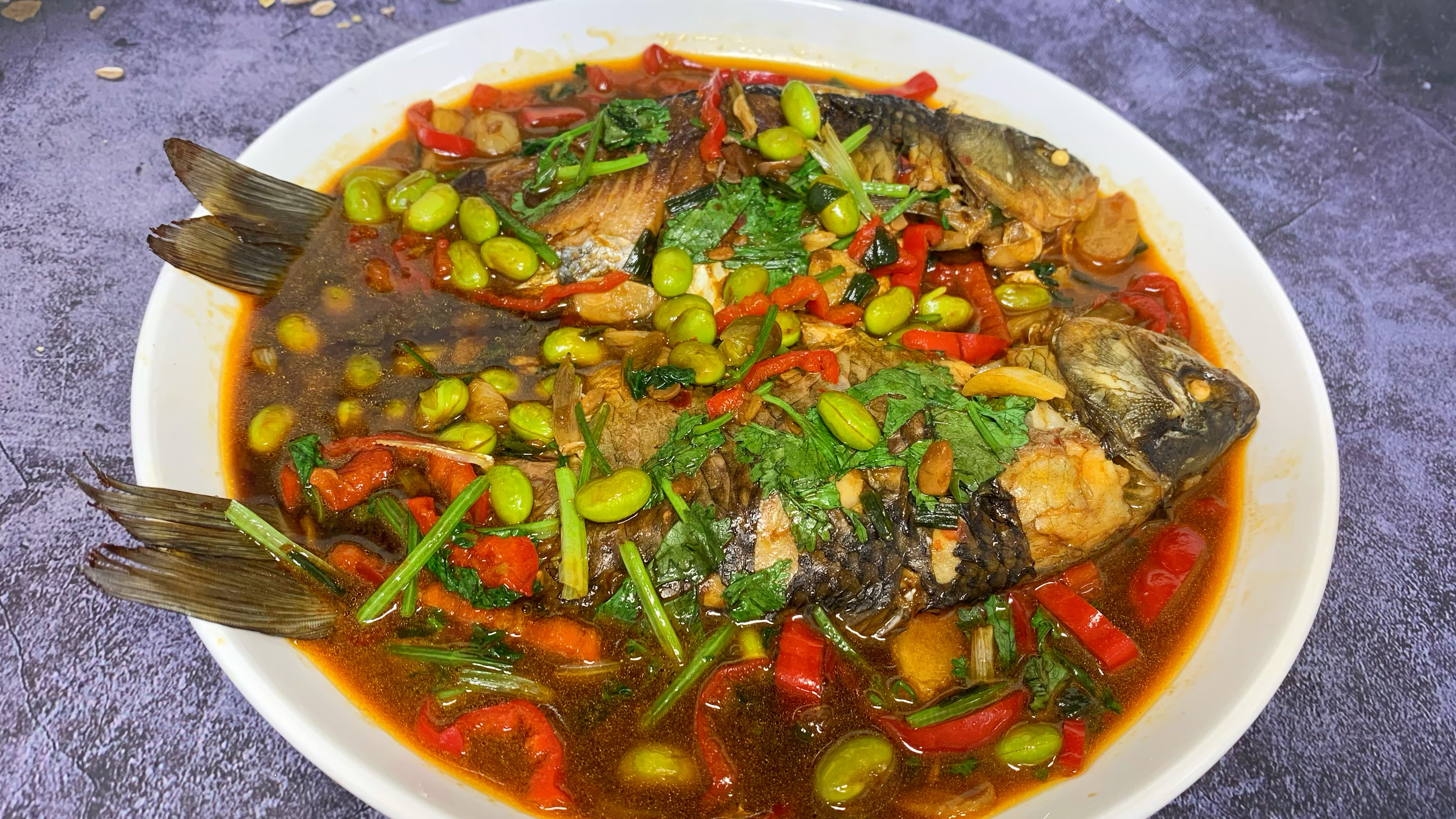 苏北家常菜鲫鱼烧毛豆,两条鲤鱼加上二两毛豆,鲜香入味下酒下饭