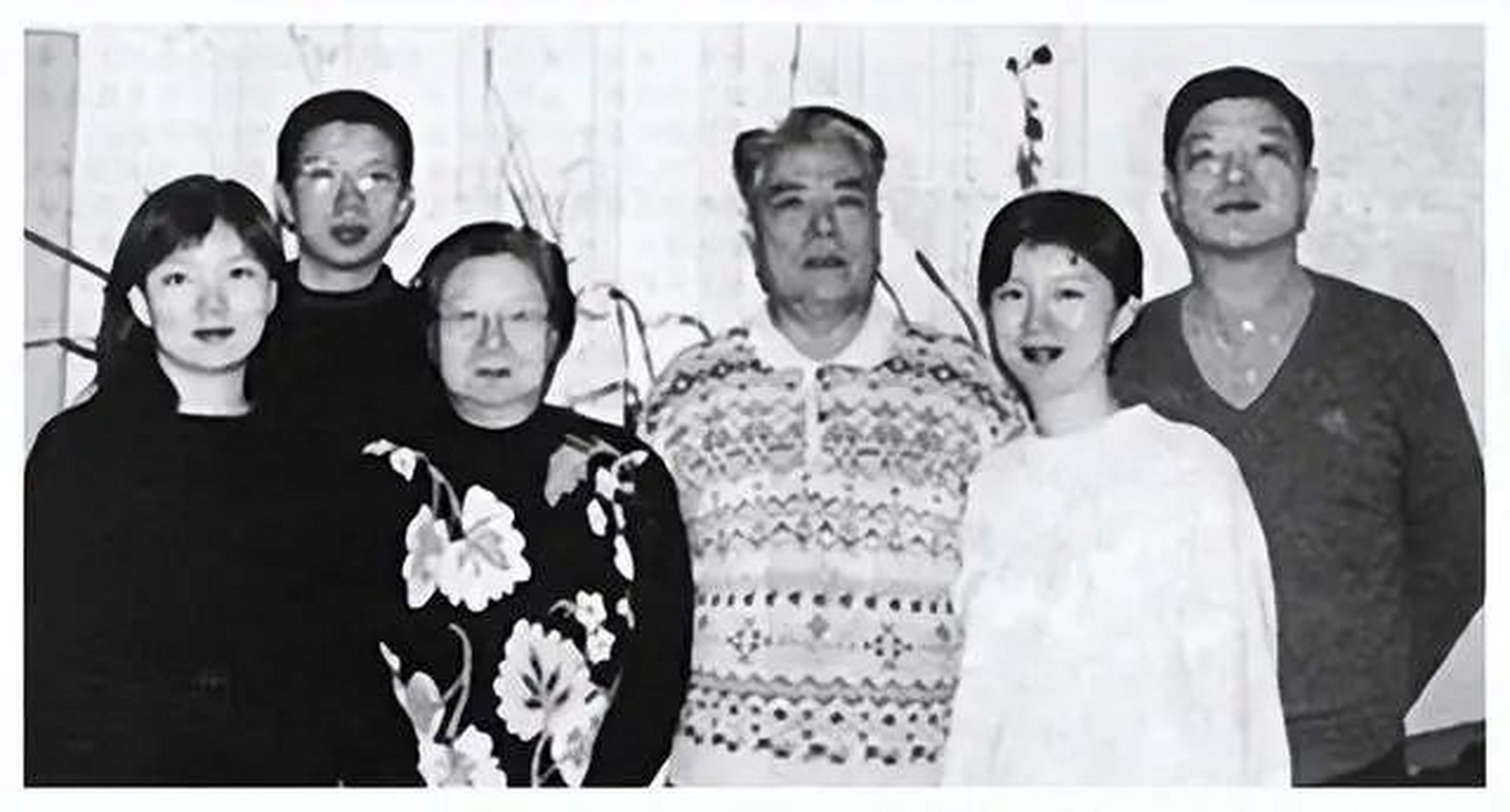 90年代,刘思齐的全家福,镜头中的人分别是她的丈夫杨茂之,儿子杨小英