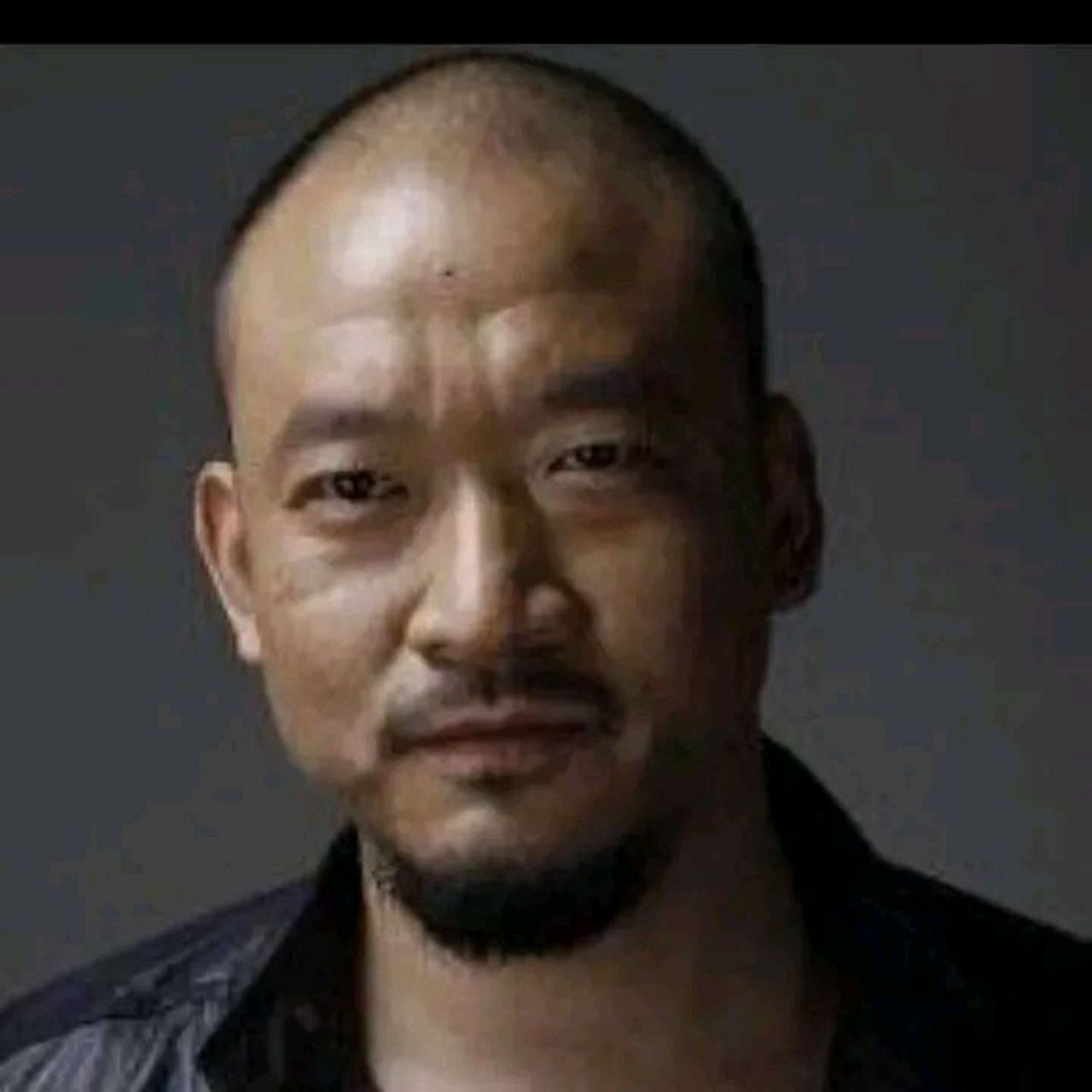 大家都叫他"斌子",河北人,长相粗犷凶悍,身高一米