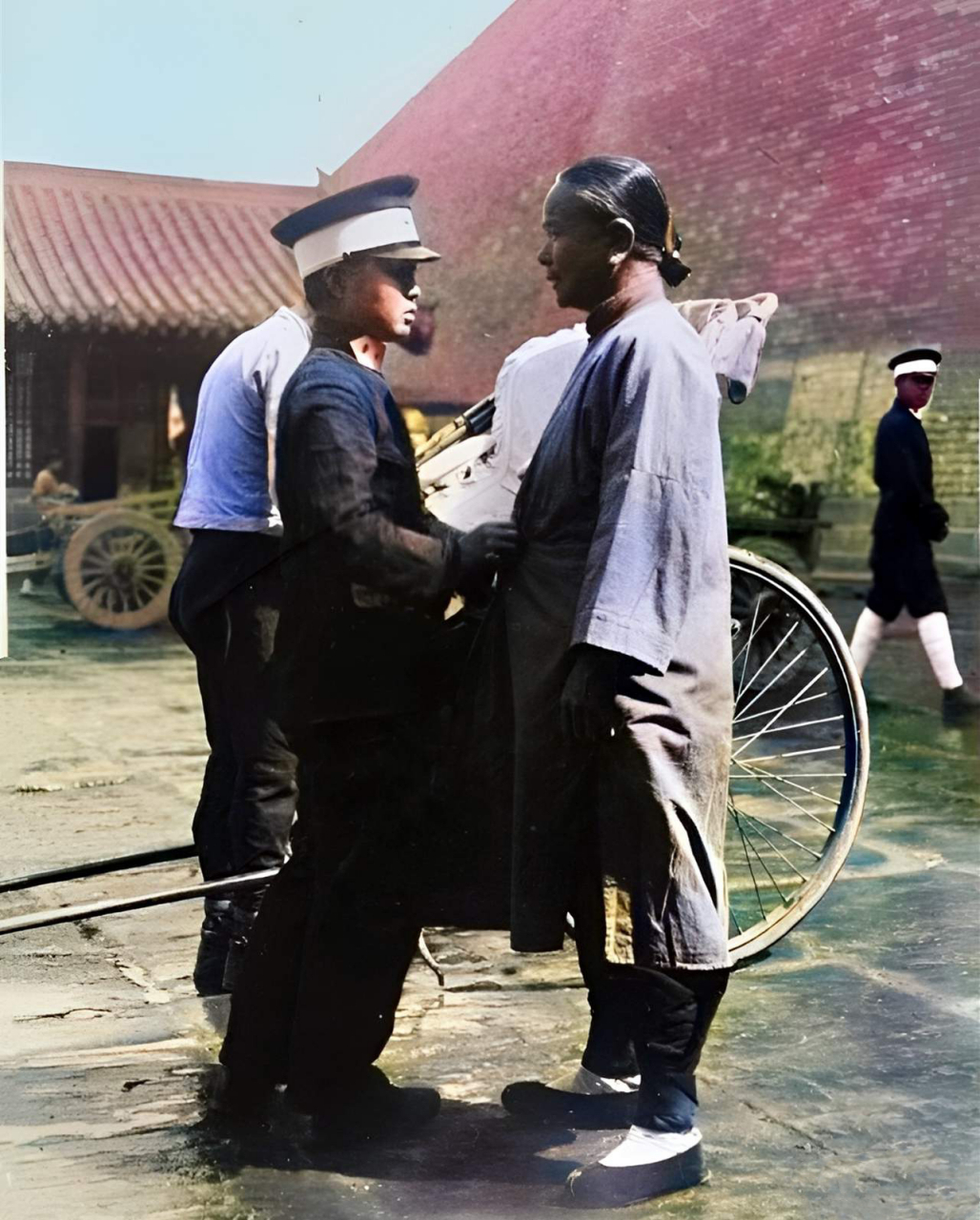 1938年,北平一名女警对一名妇女进行搜身检查.