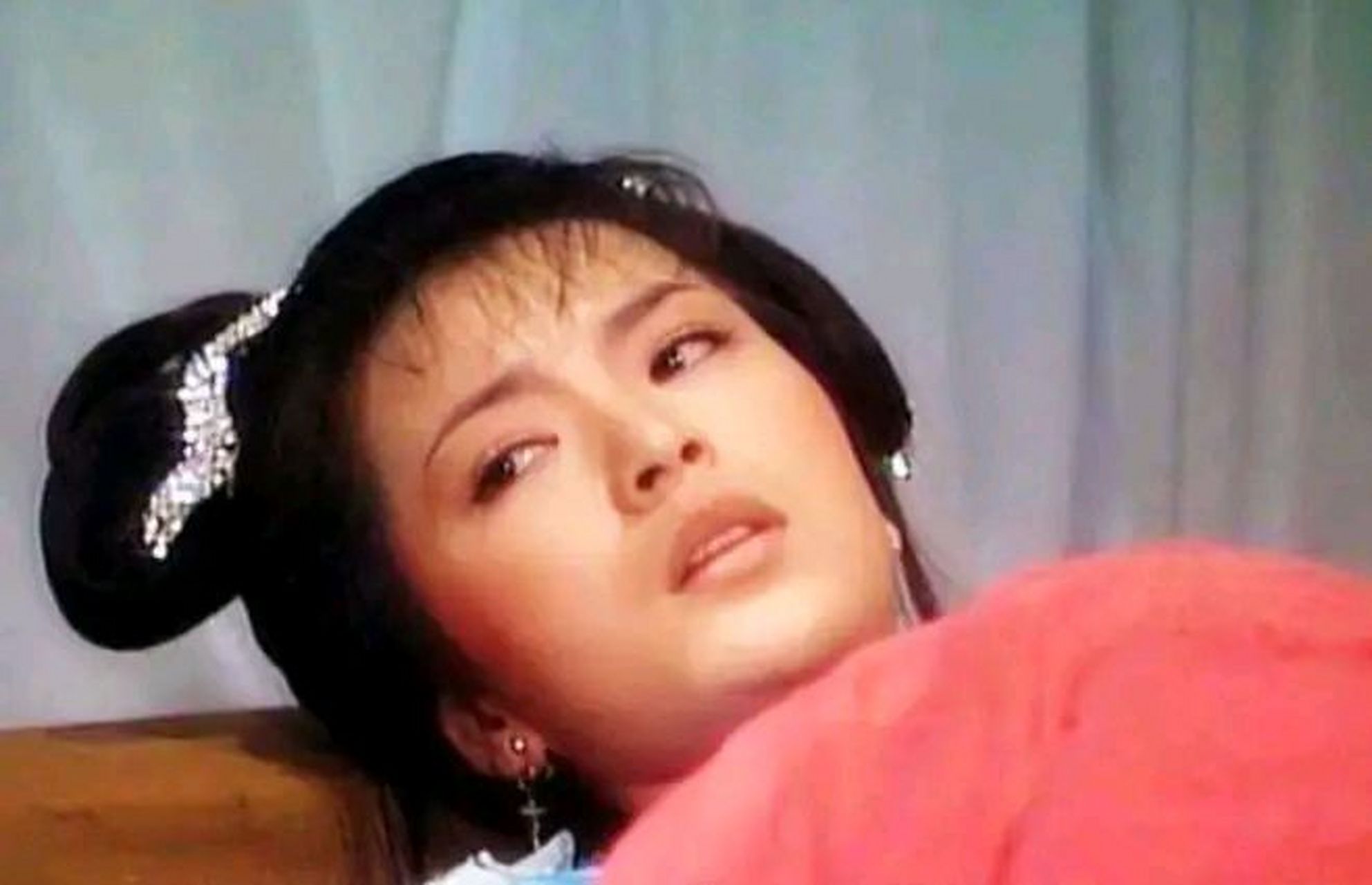 604年,兰陵公主抱着隋炀帝杨广的大腿不放,杨广指着满脸泪痕的妹妹骂