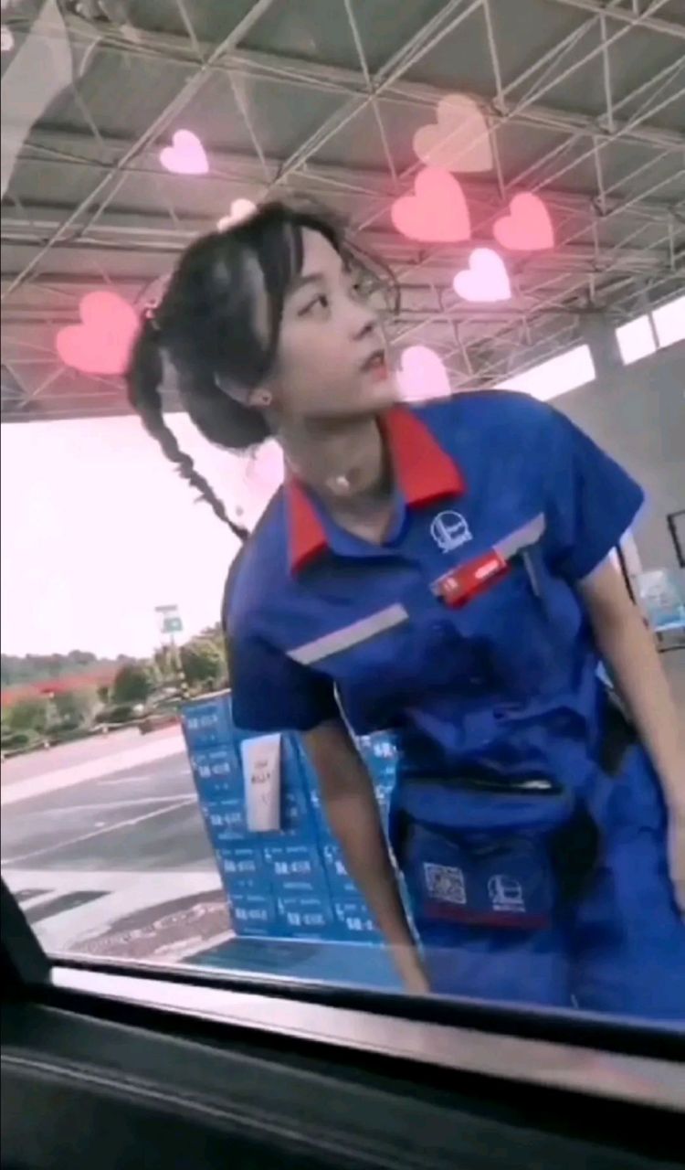 我去加油站加油,从来没看到过漂亮的小姐姐,大多都是中年的大叔大妈在