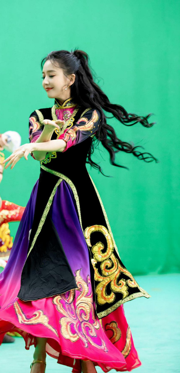 佟丽娅是在跳新疆舞吧?如此婀娜多姿,好美丽#佟丽娅# #热点