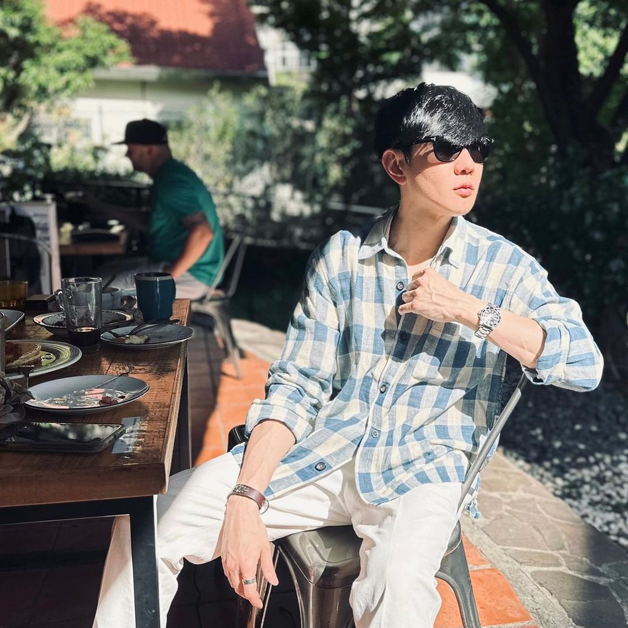 林俊杰最新po照! 长袖衬衫 墨镜,看起来很阳光.