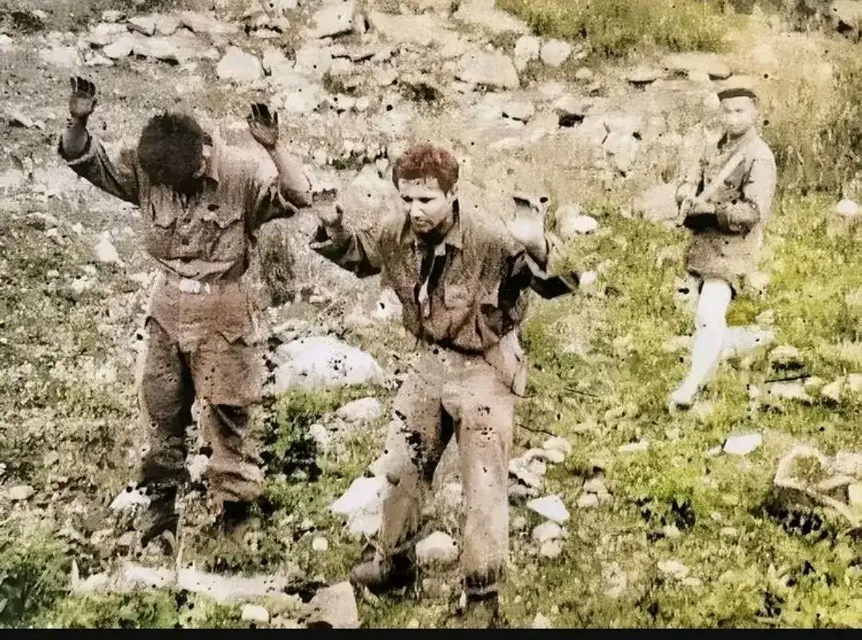 1953年朝鲜战场,美军向志愿军投降的一张老照片,这张照片拍摄于石岘洞