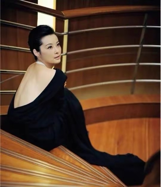 袁立休闲生活照,尽显成熟女性之美,你有没有喜欢呢?