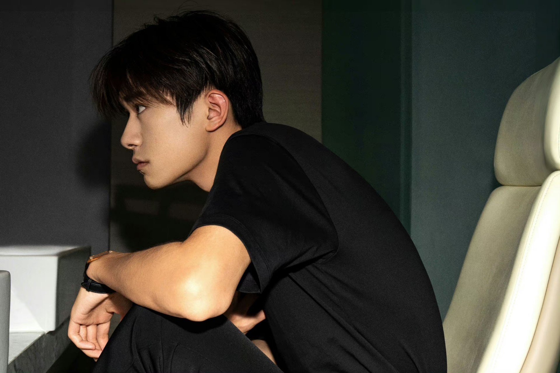 dandy特别定制的黑色青年装,搭配一枚积家腕表,简约利落造型,凭借"