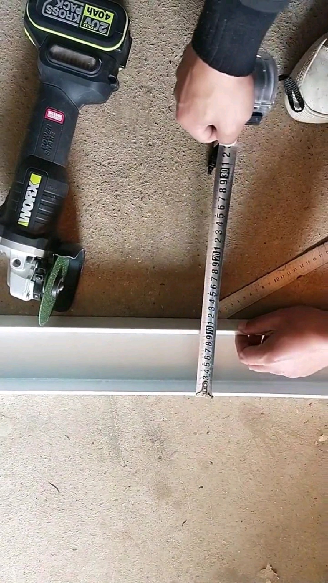 二十年老电工师傅教你桥架上下爬坡弯任意角度制作的方法