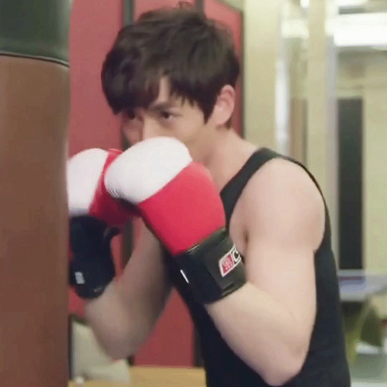 穿衣显瘦脱衣有肉,朱一龙是不是天生就没有腋毛啊?