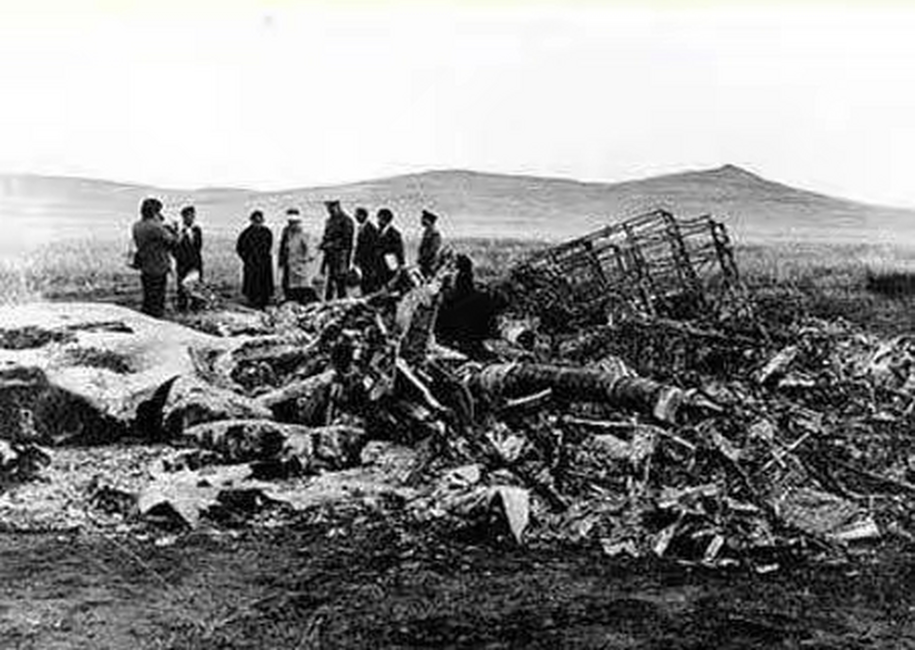 1971年9月,蒙古国温都尔汗,坠机现场,一张罕见的镜头,照片中几个人围